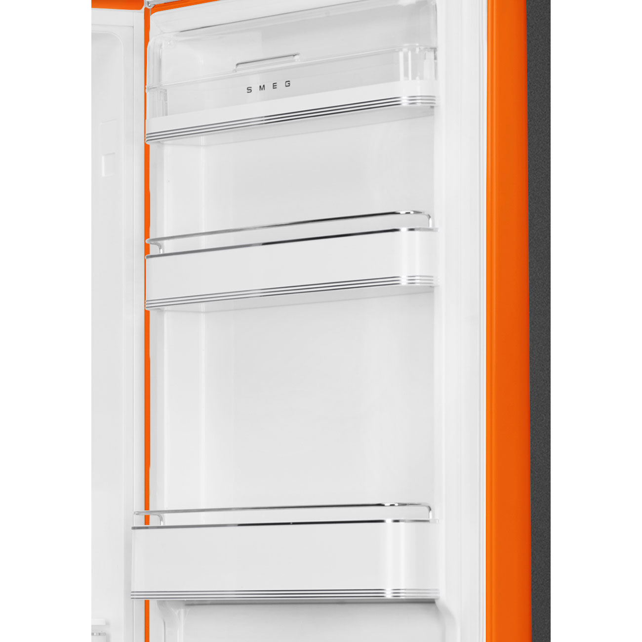 Innenraum eines offenen, orangenen Smeg-Kühlschranks. Er hat weiße Regale und ein durchsichtiges oberes Regal. Der Türrahmen ist orange und die Seite ist schwarz.