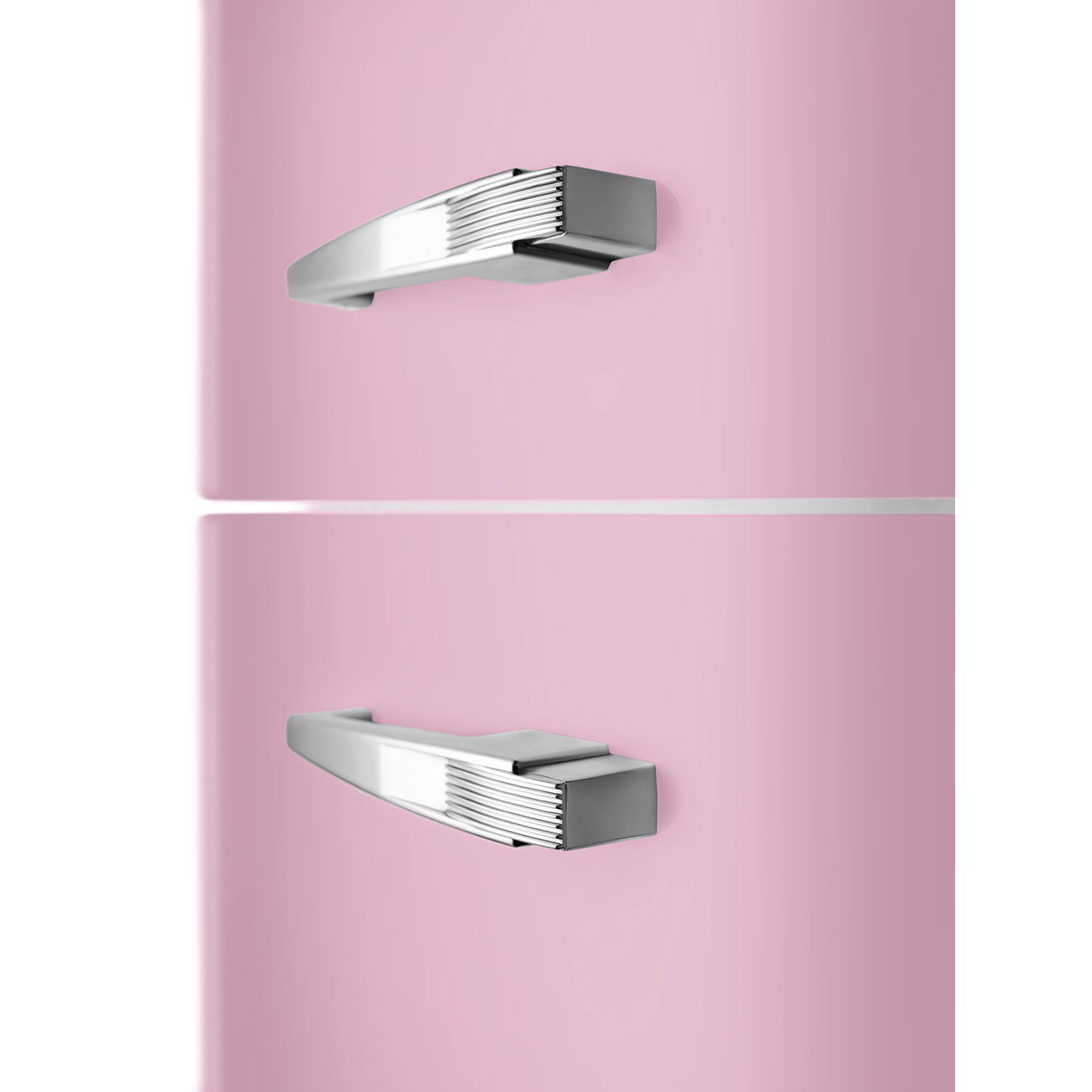 Vista de cerca de un refrigerador rosa con dos manijas de acero inoxidable. Las manijas son horizontales y rectangulares.