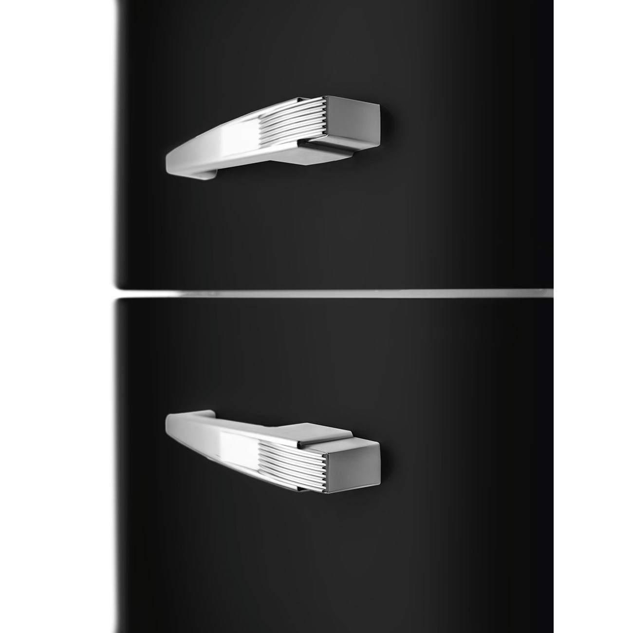 Primo piano di una porta del frigorifero nera con due maniglie argentate. Le maniglie hanno un design rettangolare e sono leggermente curve.