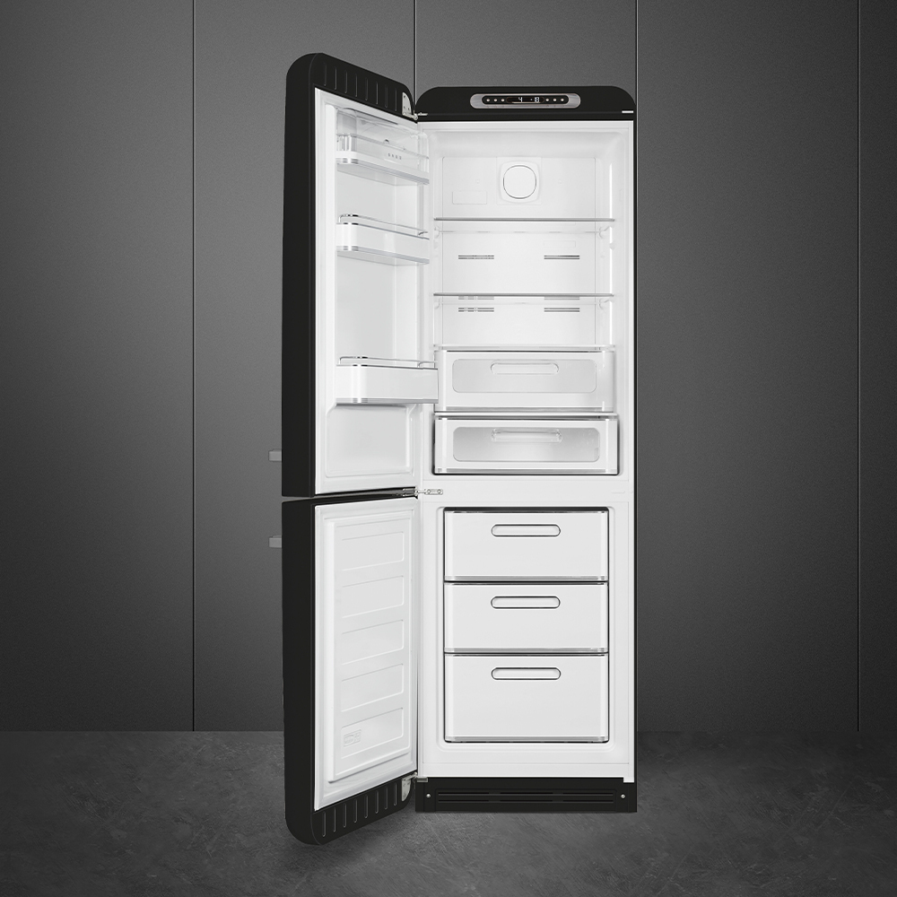 Frigorifero nero con la porta aperta. All'interno ci sono ripiani e cassetti. Lo sfondo è una parete grigio scuro.