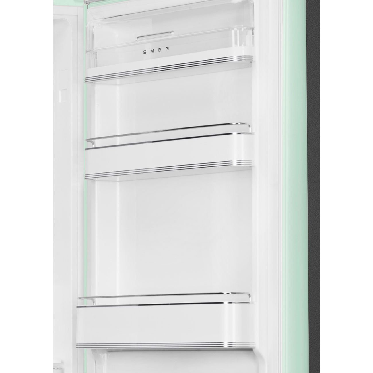Innenraum eines offenen, leeren Kühlschranks. Weiße Regale mit Chromverzierungen und ein mintgrüner Rahmen. Der Markenname SMEG ist sichtbar.