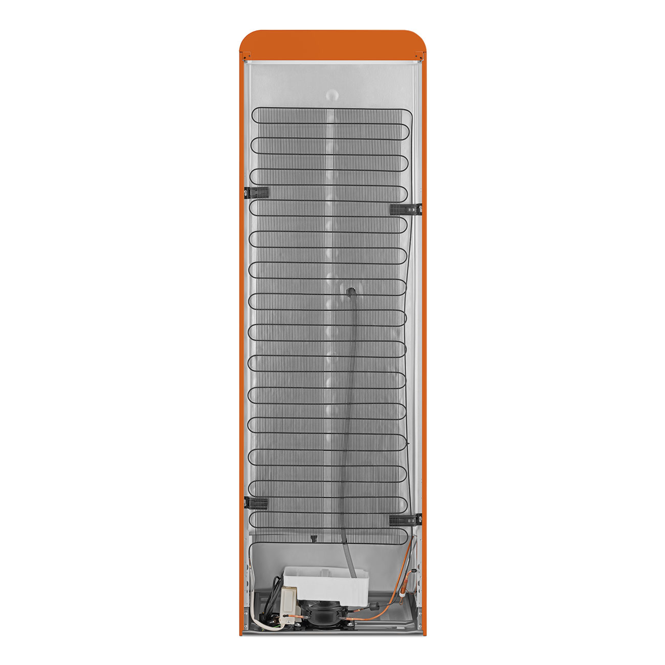 Rückansicht eines orangenen Kühlschranks. Er hat schwarze Spulen, eine silberne Rückwand und einen kleinen Kompressor.