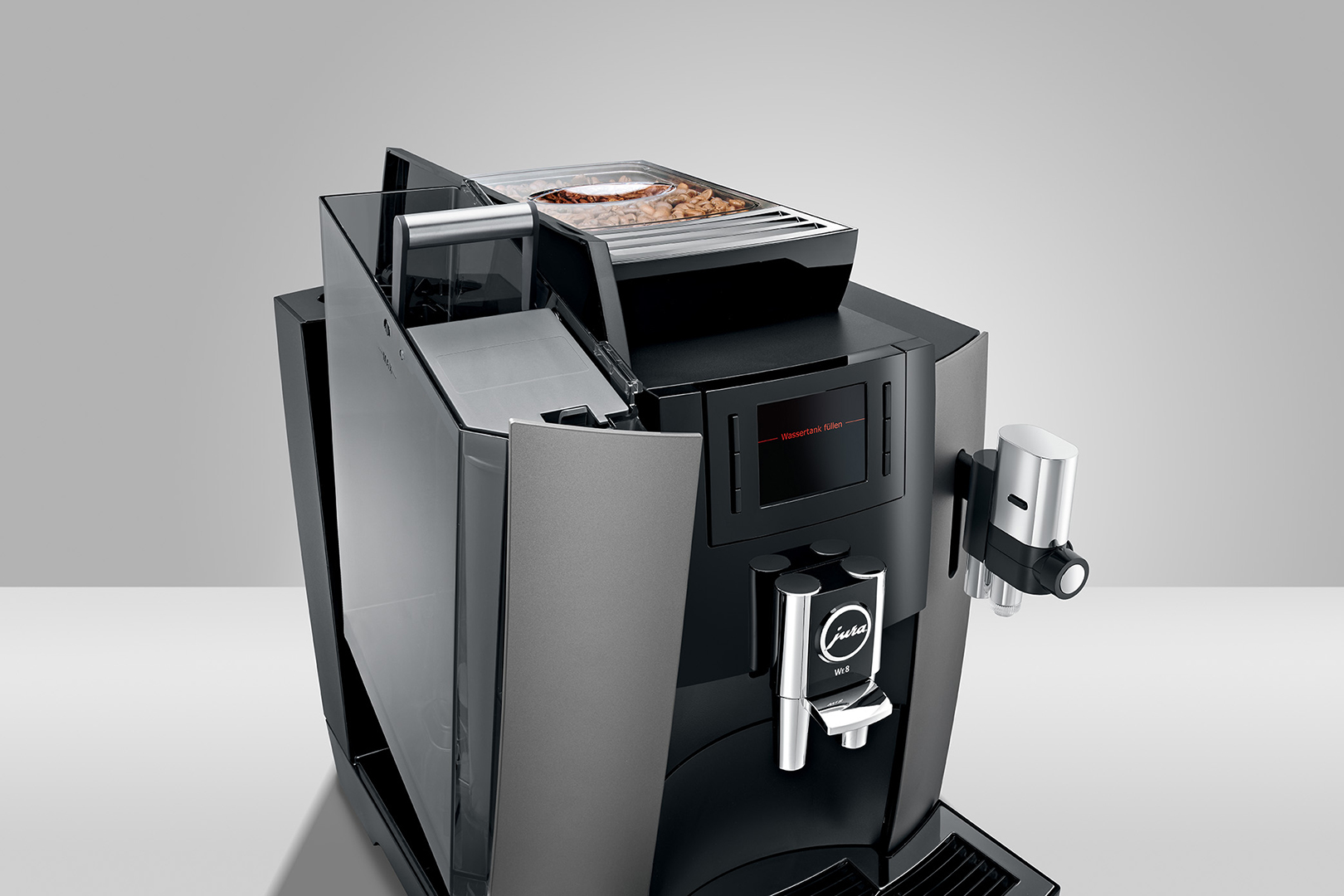 Eine schwarze Jura-Kaffeemaschine mit offenen Fächern. Kaffeebohnen sind sichtbar. Die Maschine hat einen silbernen Auslauf und ein Bedienfeld.