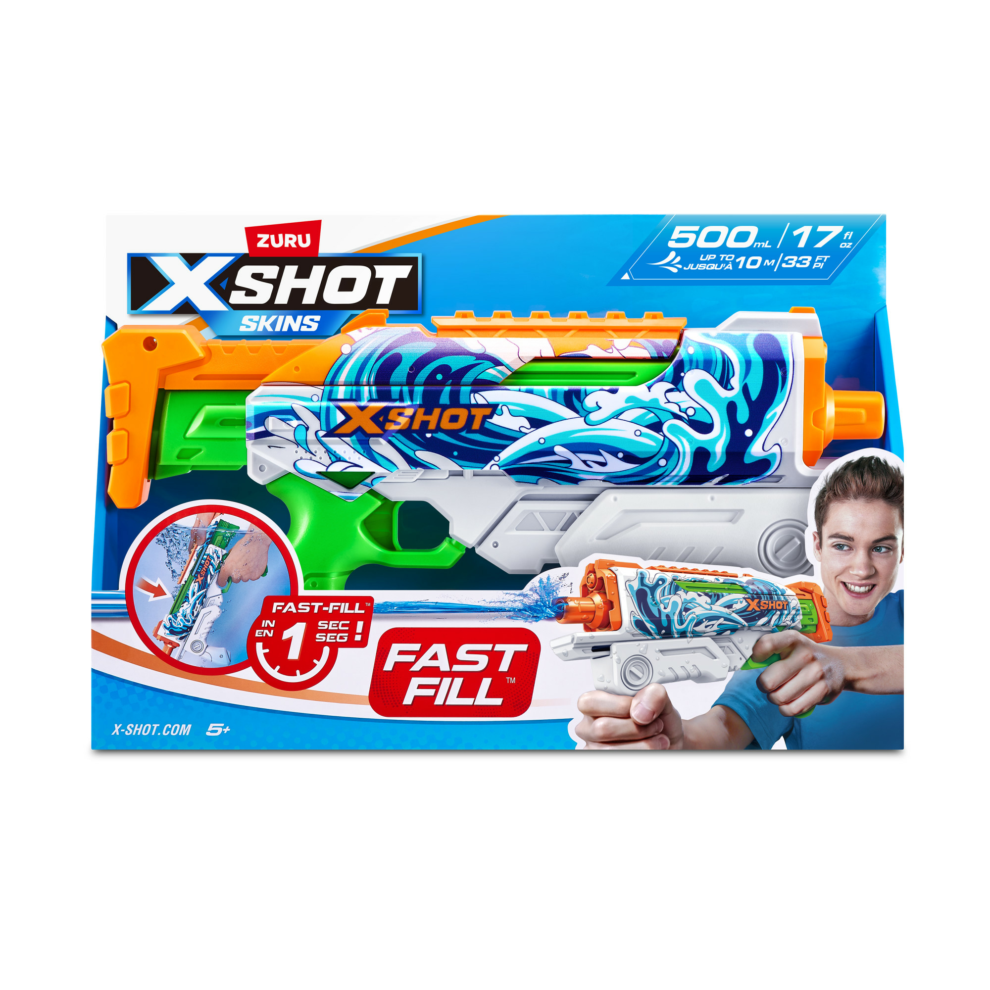 Schachtel zeigt XSHOT-Wasserpistole, orange, grün, weiß, blau. Eine Person hält eine Wasserpistole und lächelt. Der Text lautet FAST FILL.