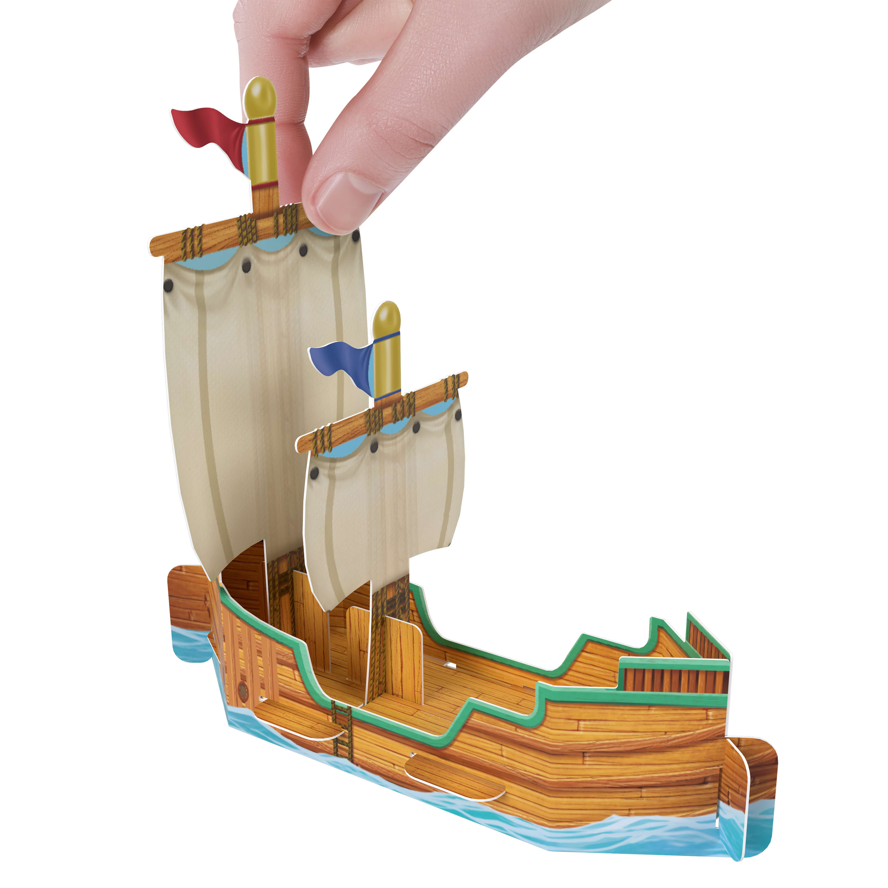 Una mano sostiene un modelo de barco de papel. El barco es marrón con adornos verdes, agua azul y velas blancas. Banderas rojas y azules.