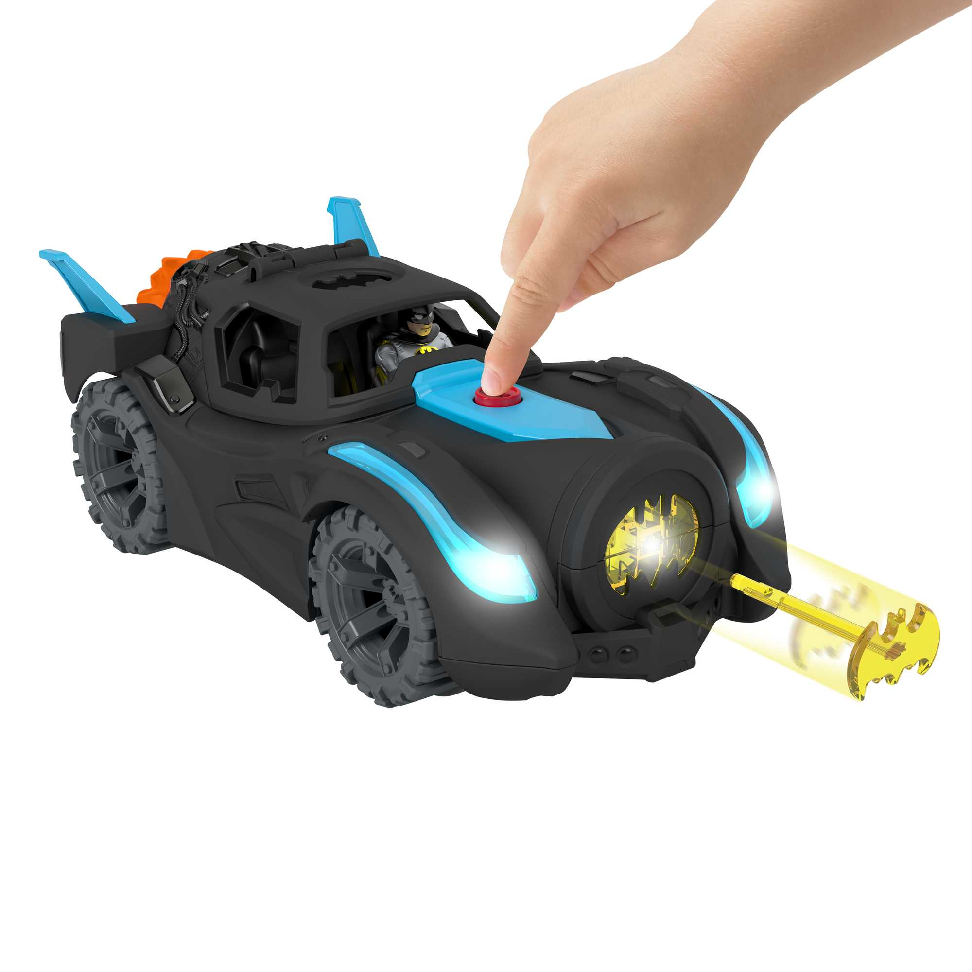Una mano presiona un botón rojo en un Batmóvil de juguete negro. El coche tiene detalles en azul y un proyectil amarillo en forma de murciélago.