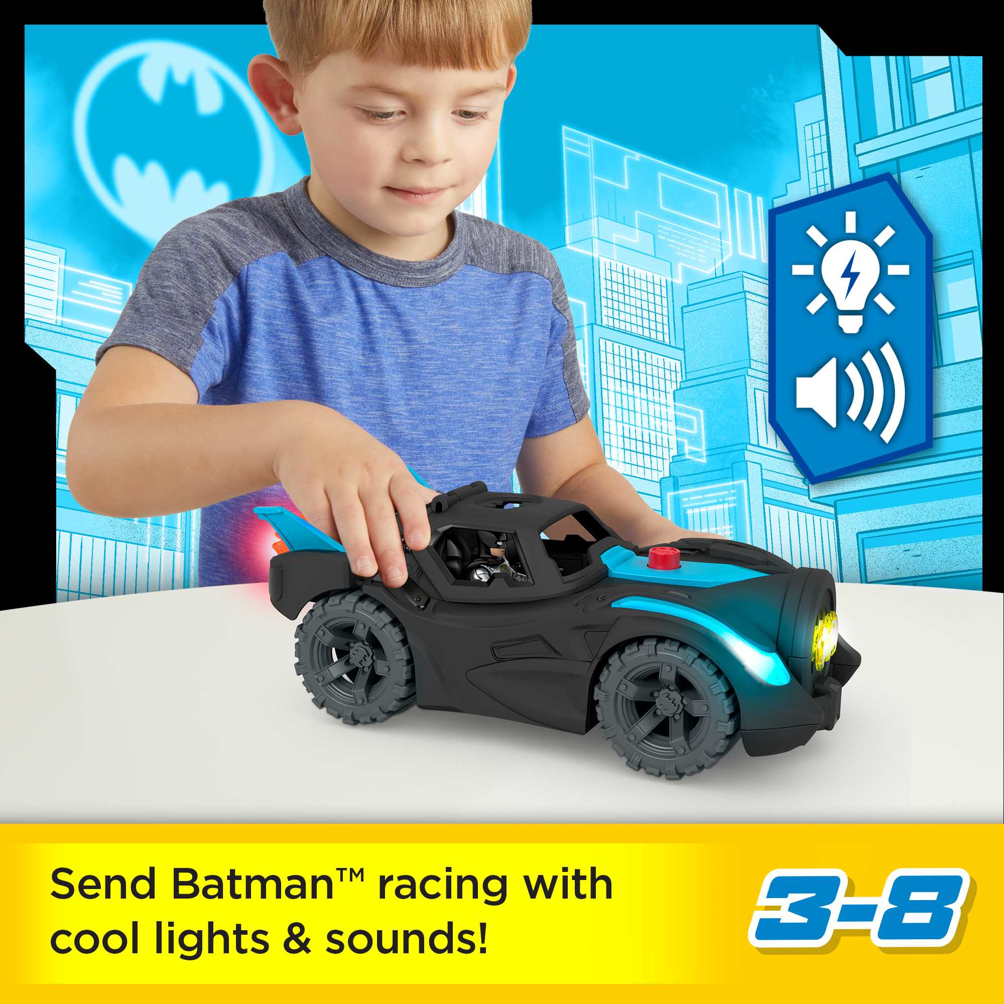 Un niño juega con un coche de juguete Batman negro con detalles azules. El coche tiene luces y sonidos. Un logo de Batman está en el fondo.