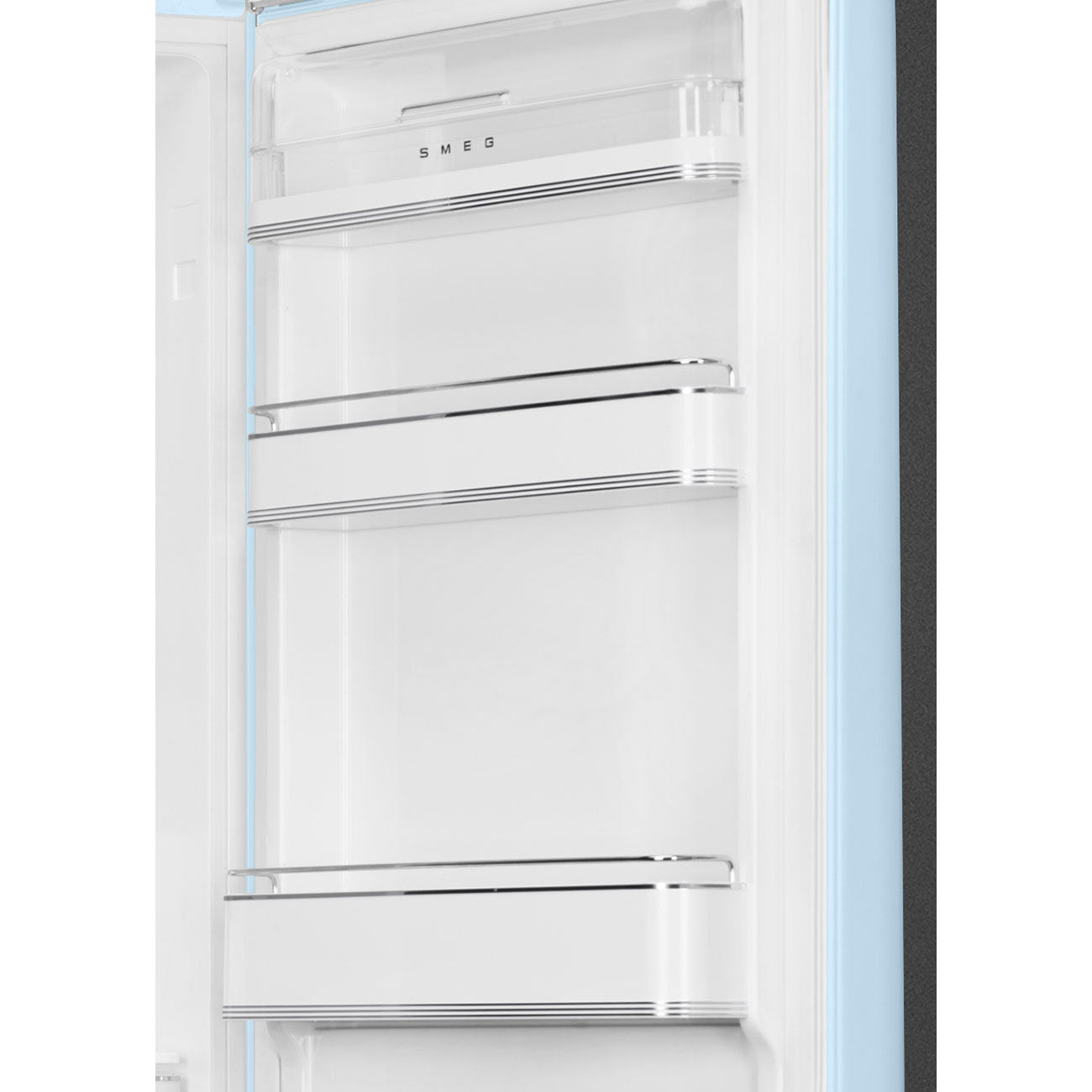 Vista abierta dentro de un refrigerador SMEG azul claro. Tiene estantes blancos con molduras cromadas y el logotipo de SMEG es visible.