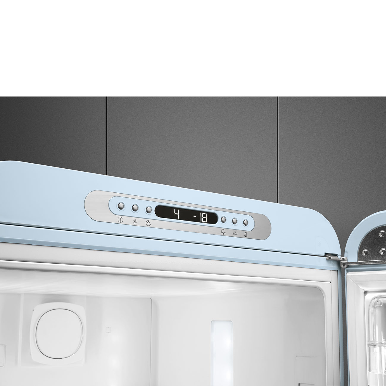 Un refrigerador azul claro con la puerta abierta. Tiene una pantalla digital que muestra la temperatura. Interior blanco.