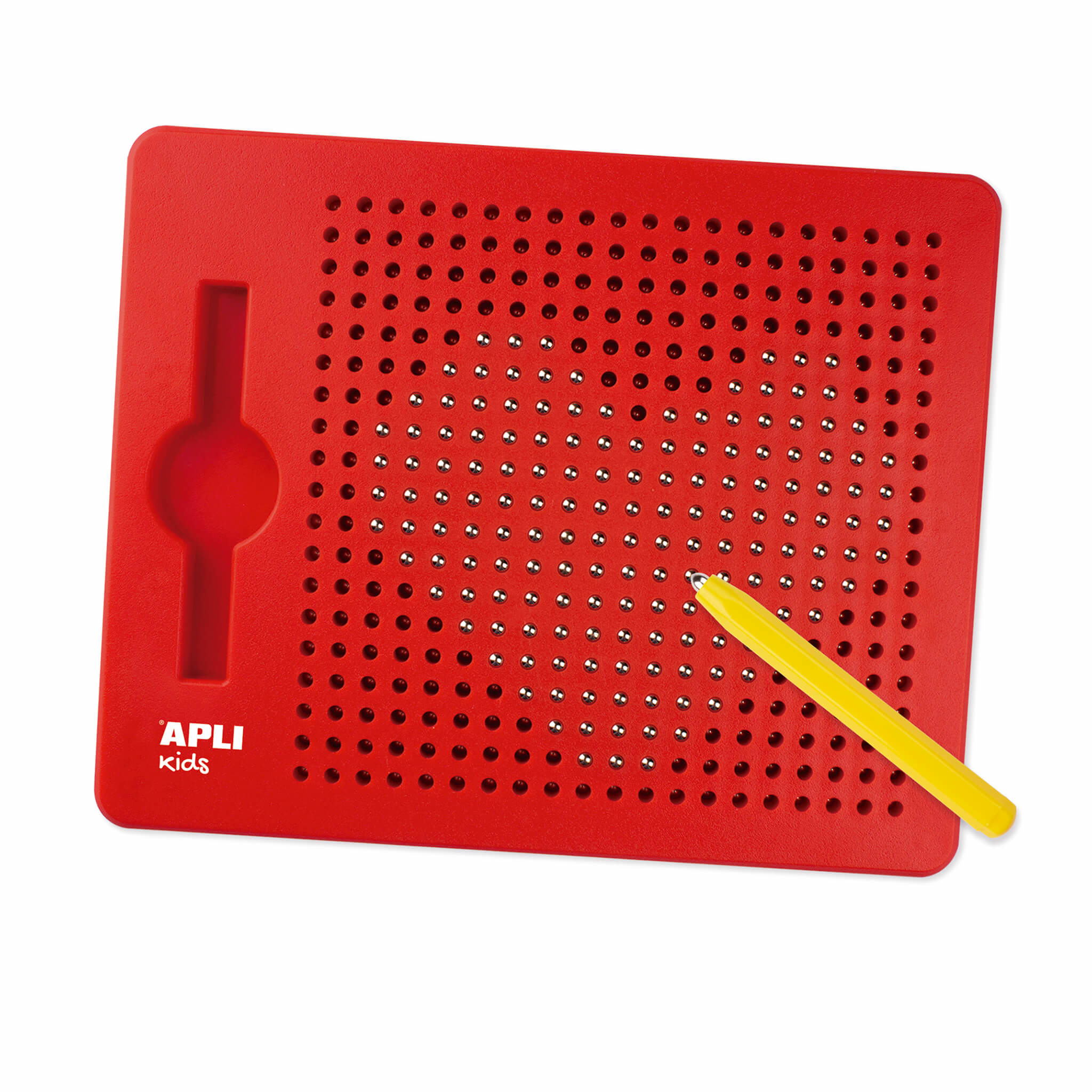 Eine rote Magnettafel mit silbernen Kugeln und einem gelben Stift. Das Brett hat das APLI Kids Logo.