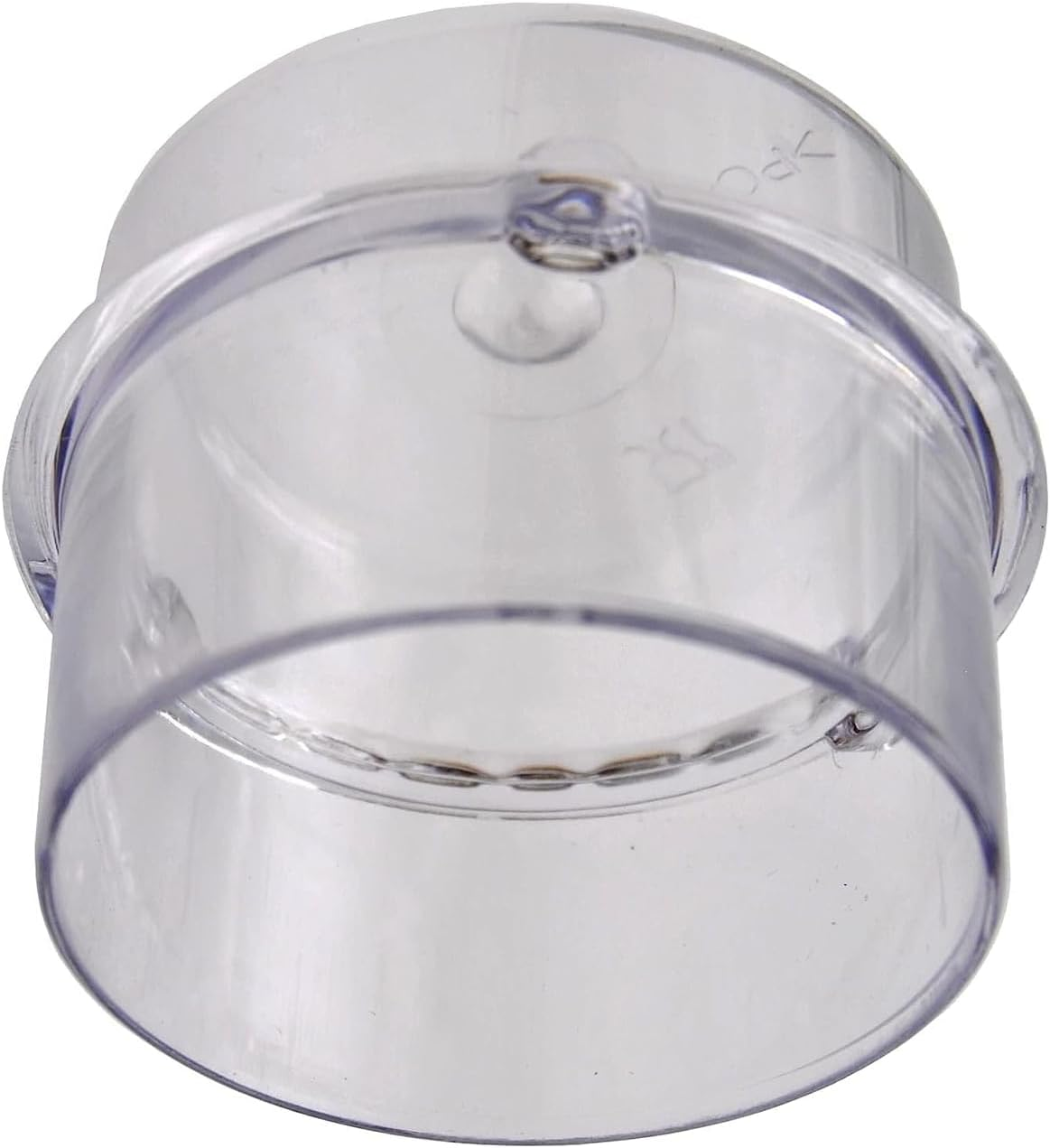Un conector cilíndrico de plástico transparente con una brida en cada extremo. Una pequeña característica circular es visible en la parte superior, con texto.