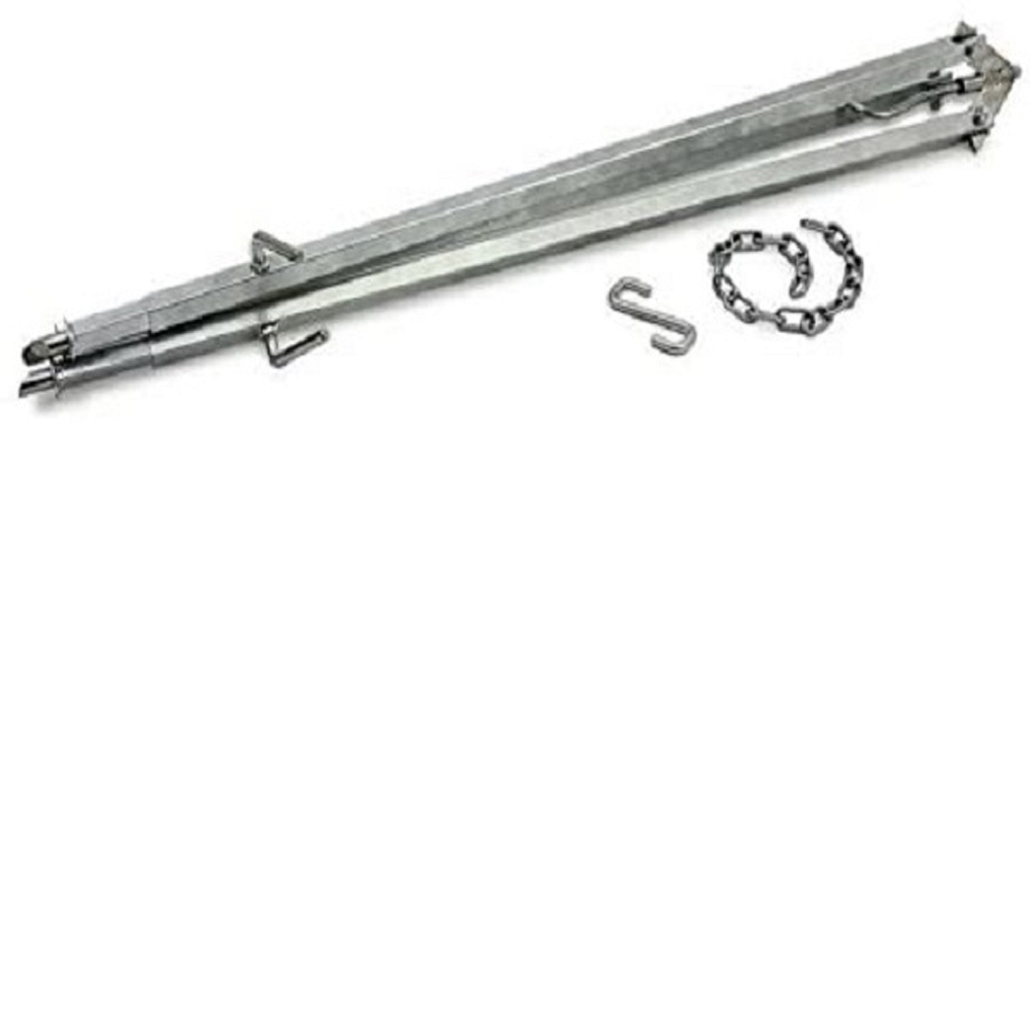 Metalowy statyw z łańcuchem i hakiem leży na białej powierzchni. Statyw jest srebrny, a łańcuch ma ciemne, małe ogniwa.