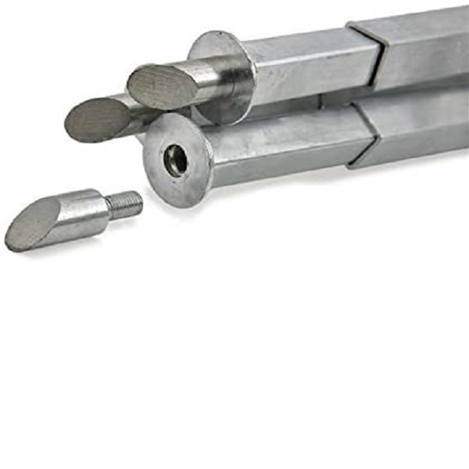 Kilka metalowych, geometrycznych elementów. Jeden jest odłączony, pokazując śrubę. Pozostałe są zmontowane, cylindry z zaokrąglonymi końcami. Białe tło.