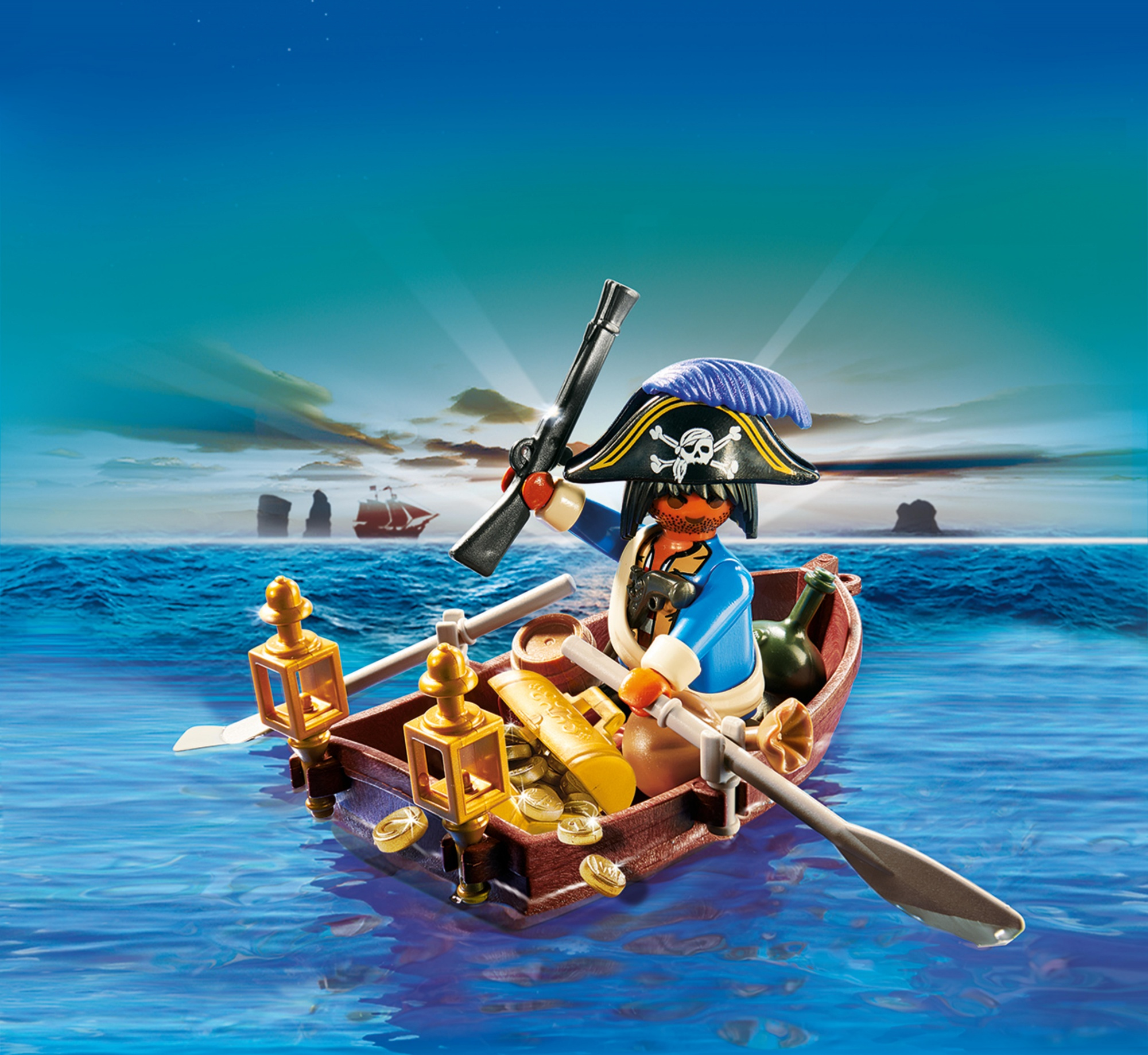 Un pirata giocattolo su una barca a remi sul mare, che tiene un fucile. Sfondo: mare, cielo, isole lontane e una nave.