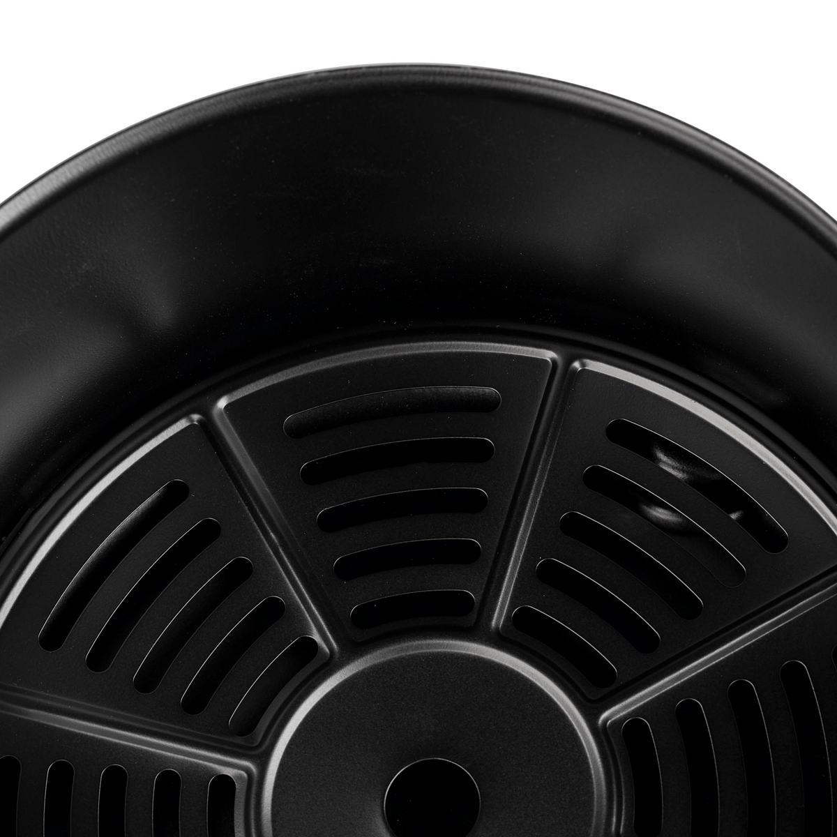 Primer plano de una cesta negra de freidora de aire con diseño circular. Tiene una base perforada y un borde liso y redondeado.