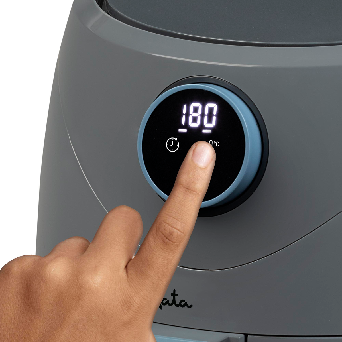 Una mano presiona un botón en una freidora, ajustando la temperatura a 180 grados. La freidora es gris y la pantalla es negra.