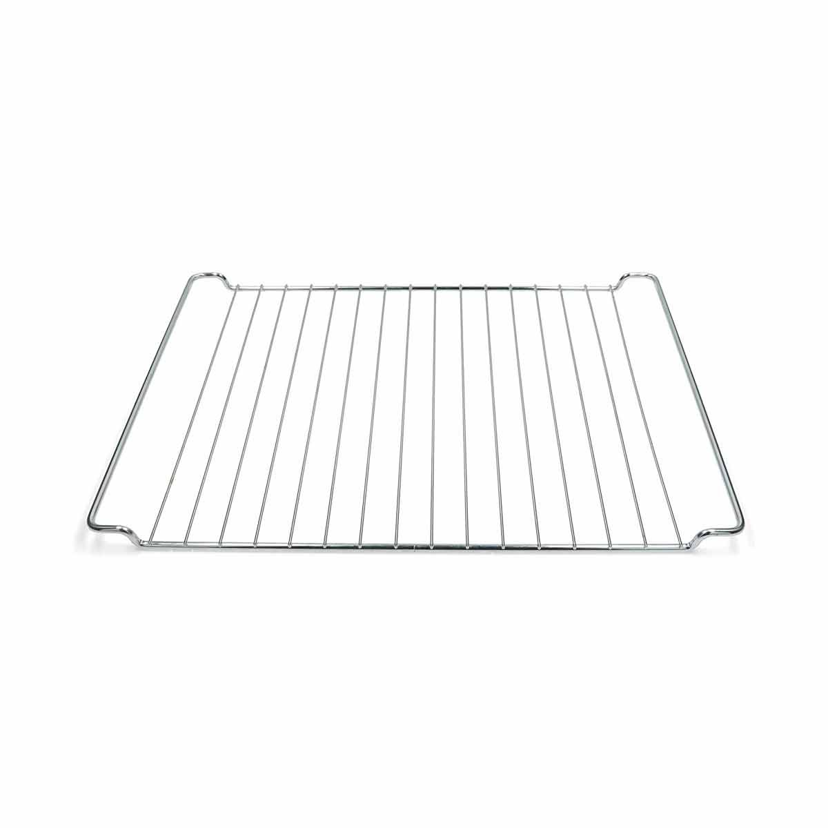 Una rejilla metálica para horno con forma rectangular. Tiene alambres paralelos y un borde curvo. El fondo es blanco.