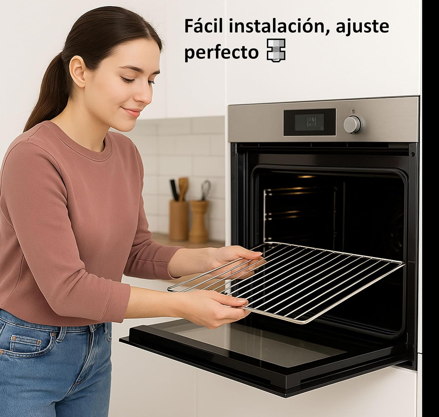 Una mujer con una camisa rosa inserta una rejilla de horno en un horno abierto. El horno es plateado y el texto dice 'Fácil instalación, ajuste perfecto'.