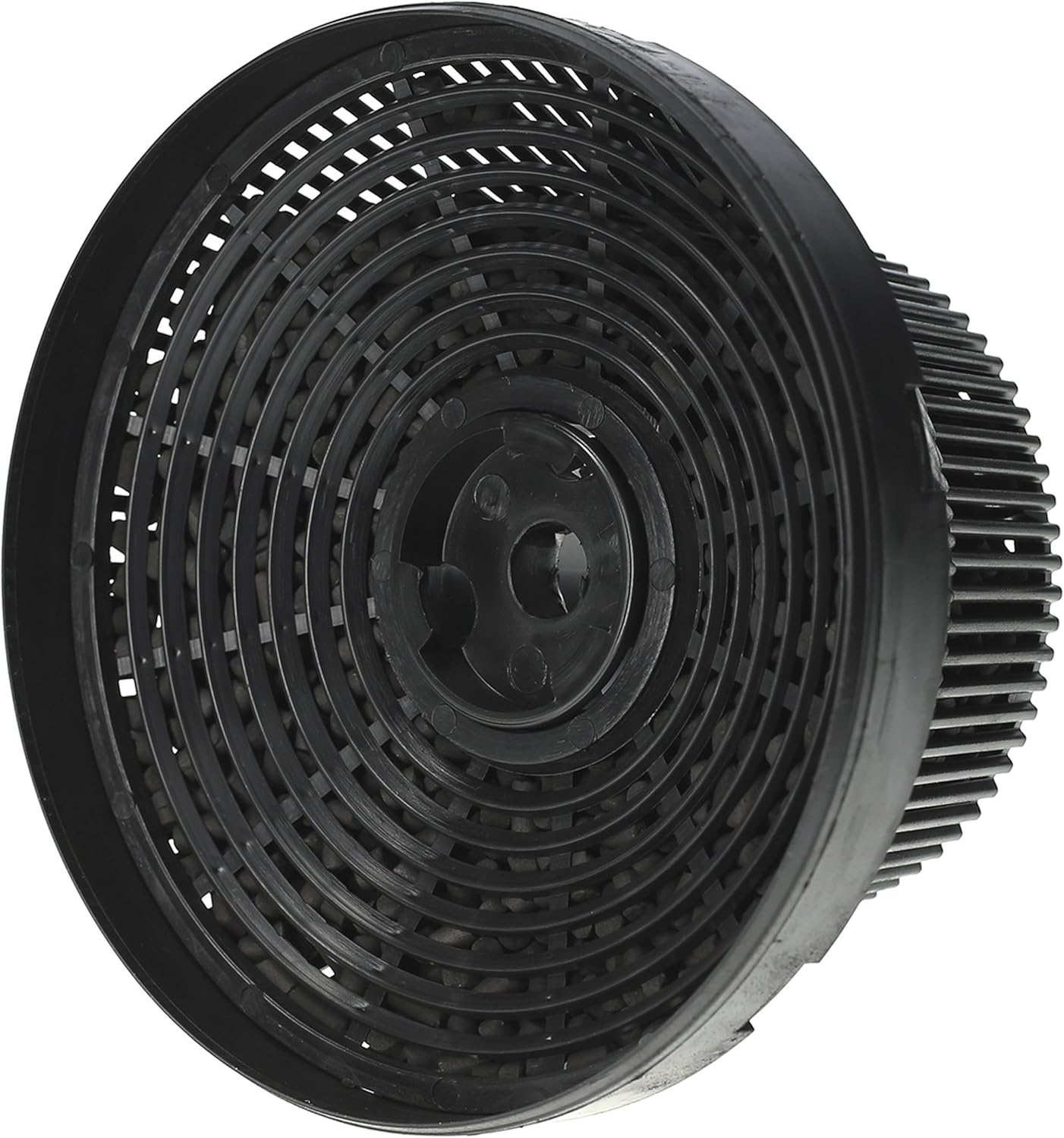 Filtro de carbón negro, circular, con anillos concéntricos y pequeños gránulos. El filtro tiene un borde exterior acanalado.