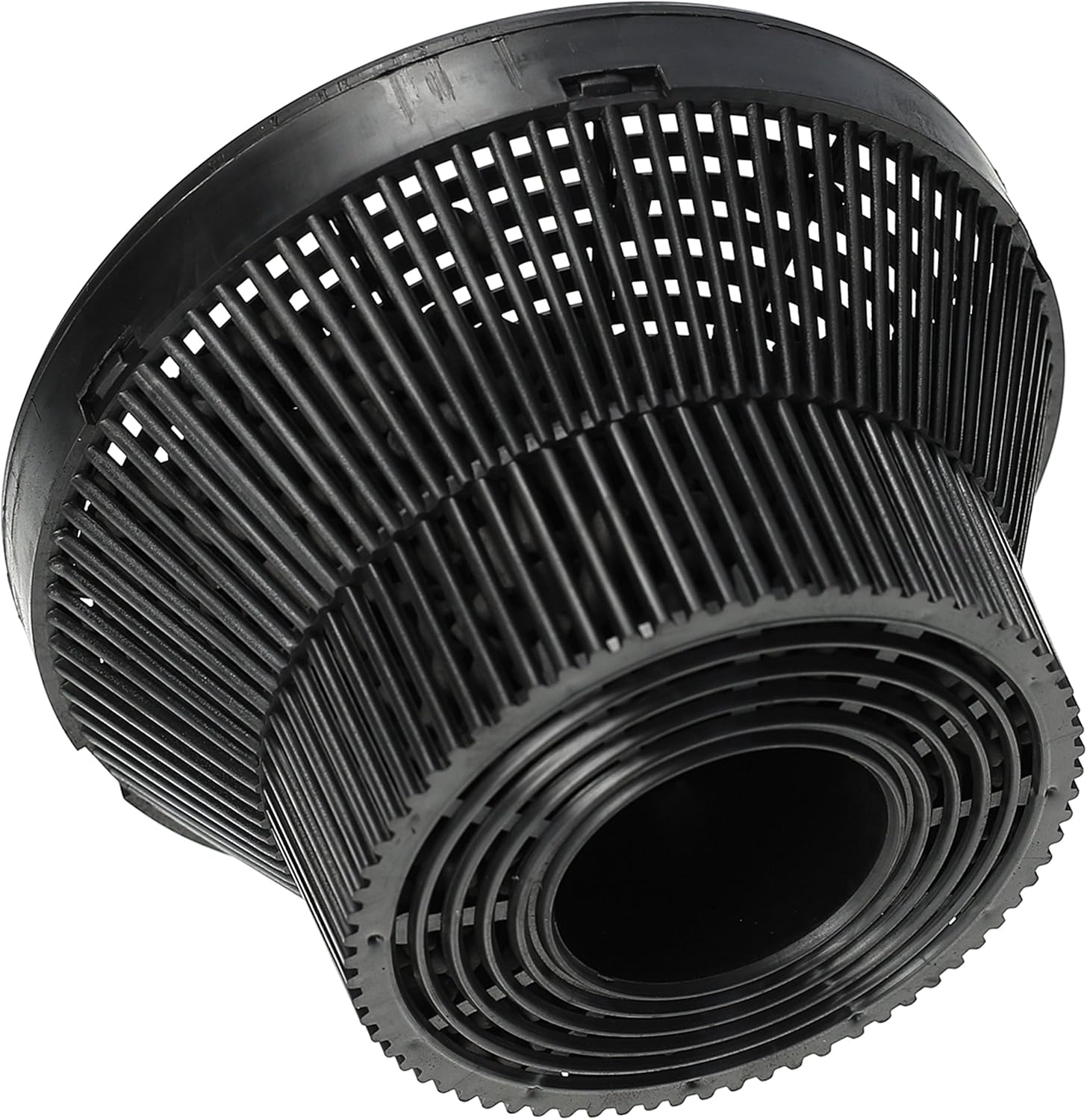 Filtro de plástico negro con patrón de rejilla, forma cilíndrica y una abertura circular en la base sobre fondo blanco.