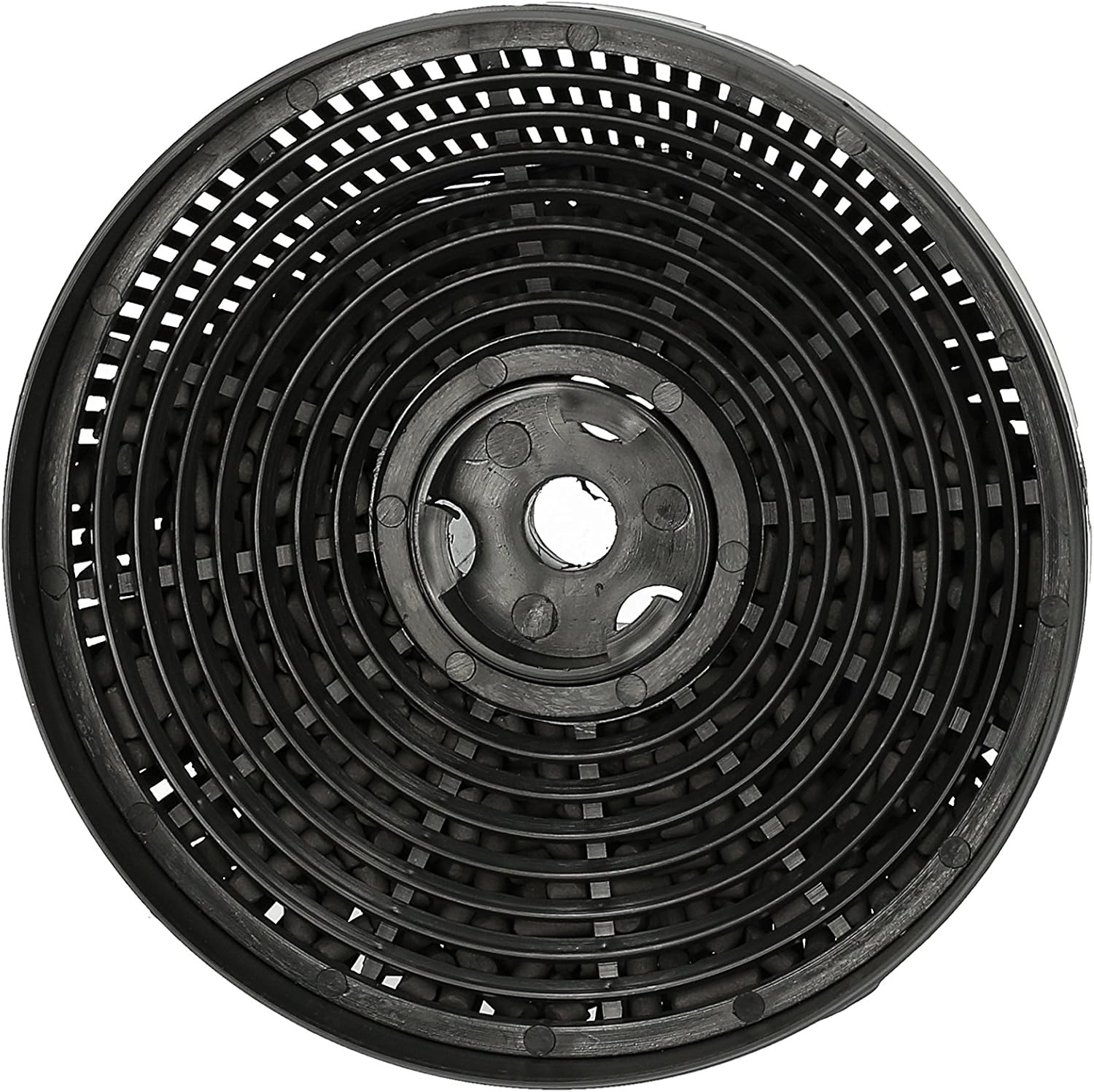Un filtro negro circular con anillos concéntricos de pequeños gránulos negros y bordes perforados. Se ve un cubo circular central.