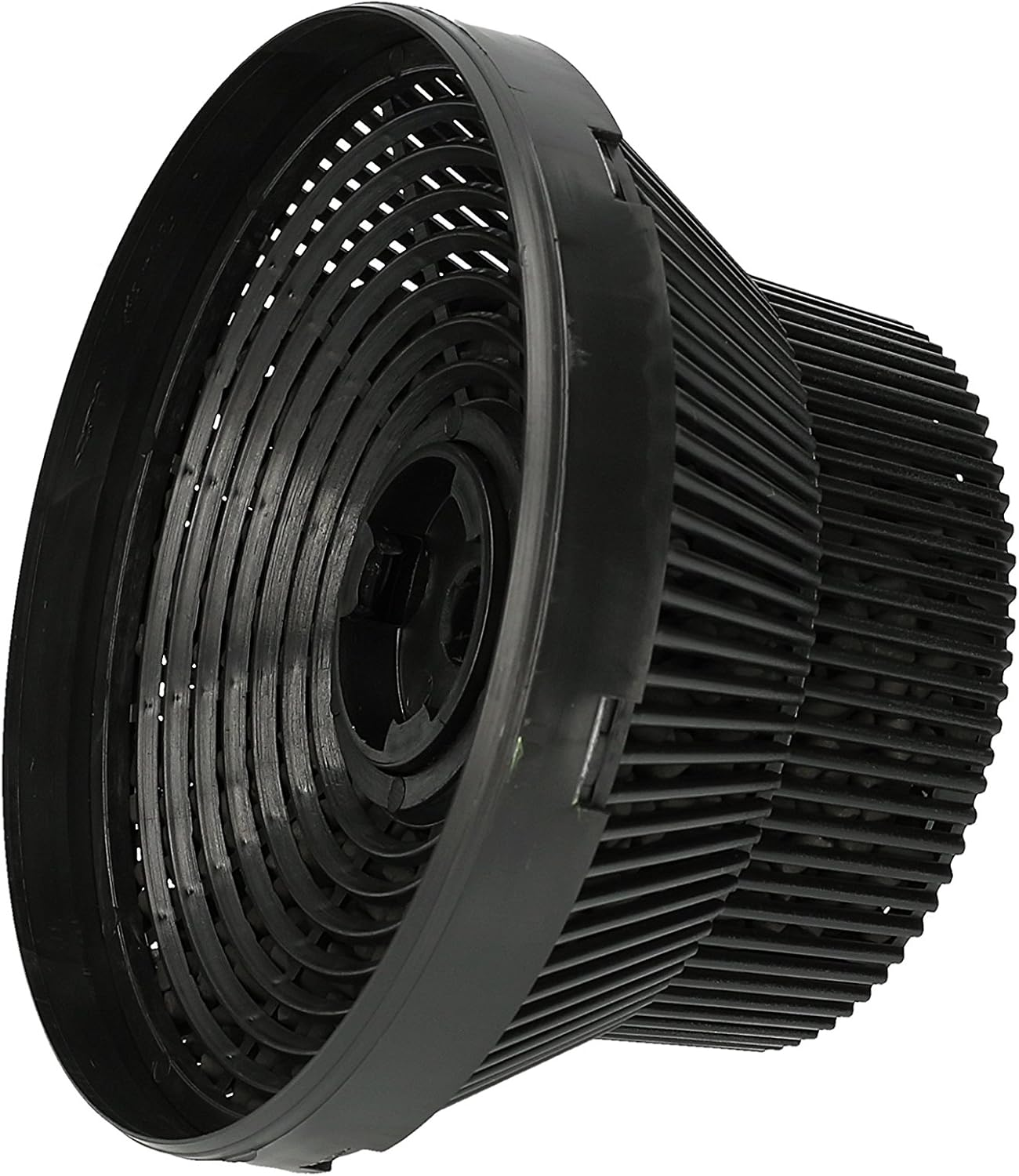 Un filtro negro, cilíndrico, con anillos concéntricos y exterior estriado. El filtro probablemente es para un extractor de cocina.