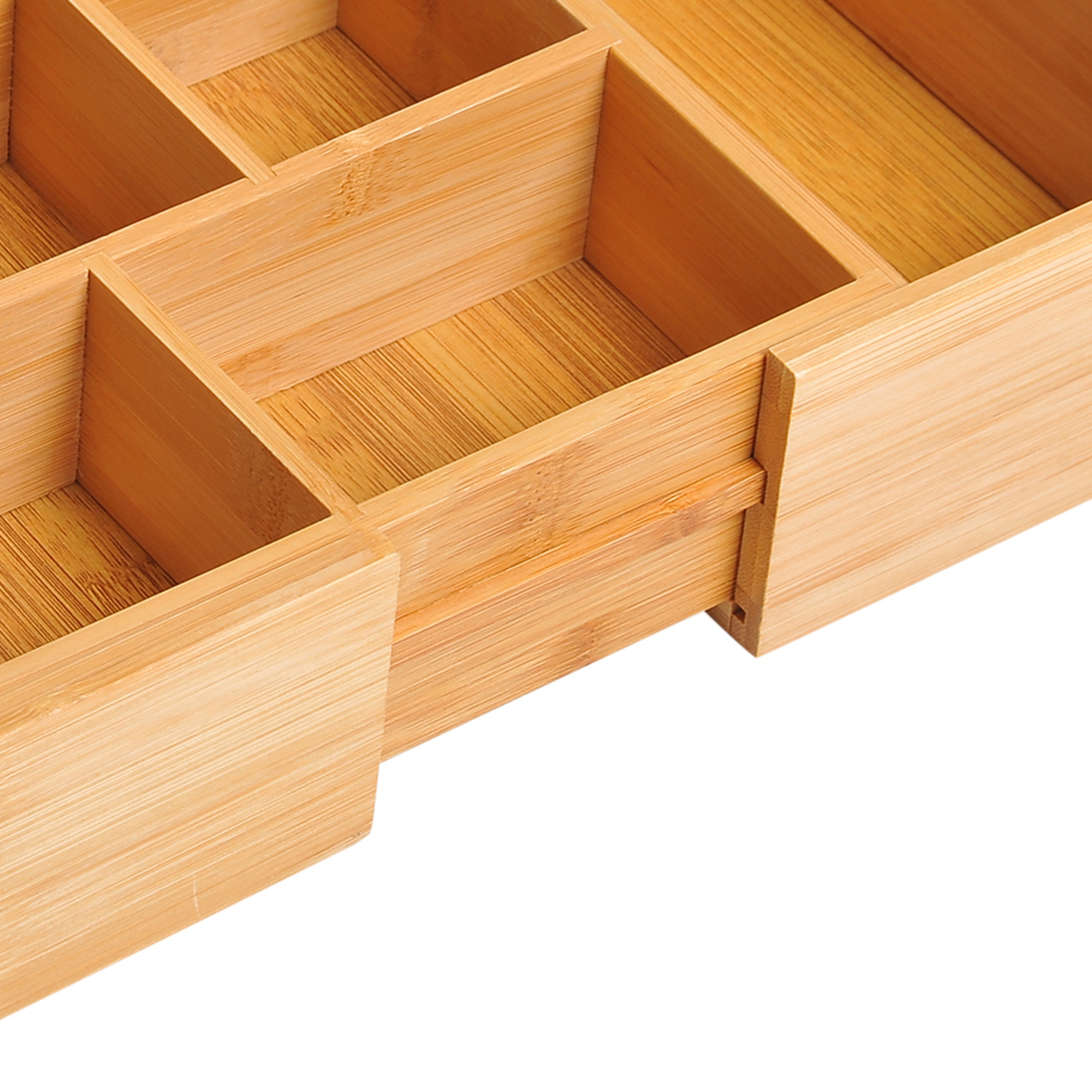 Primer plano de un organizador de madera con múltiples compartimentos. Madera marrón claro, algunos compartimentos visibles. Fondo blanco.