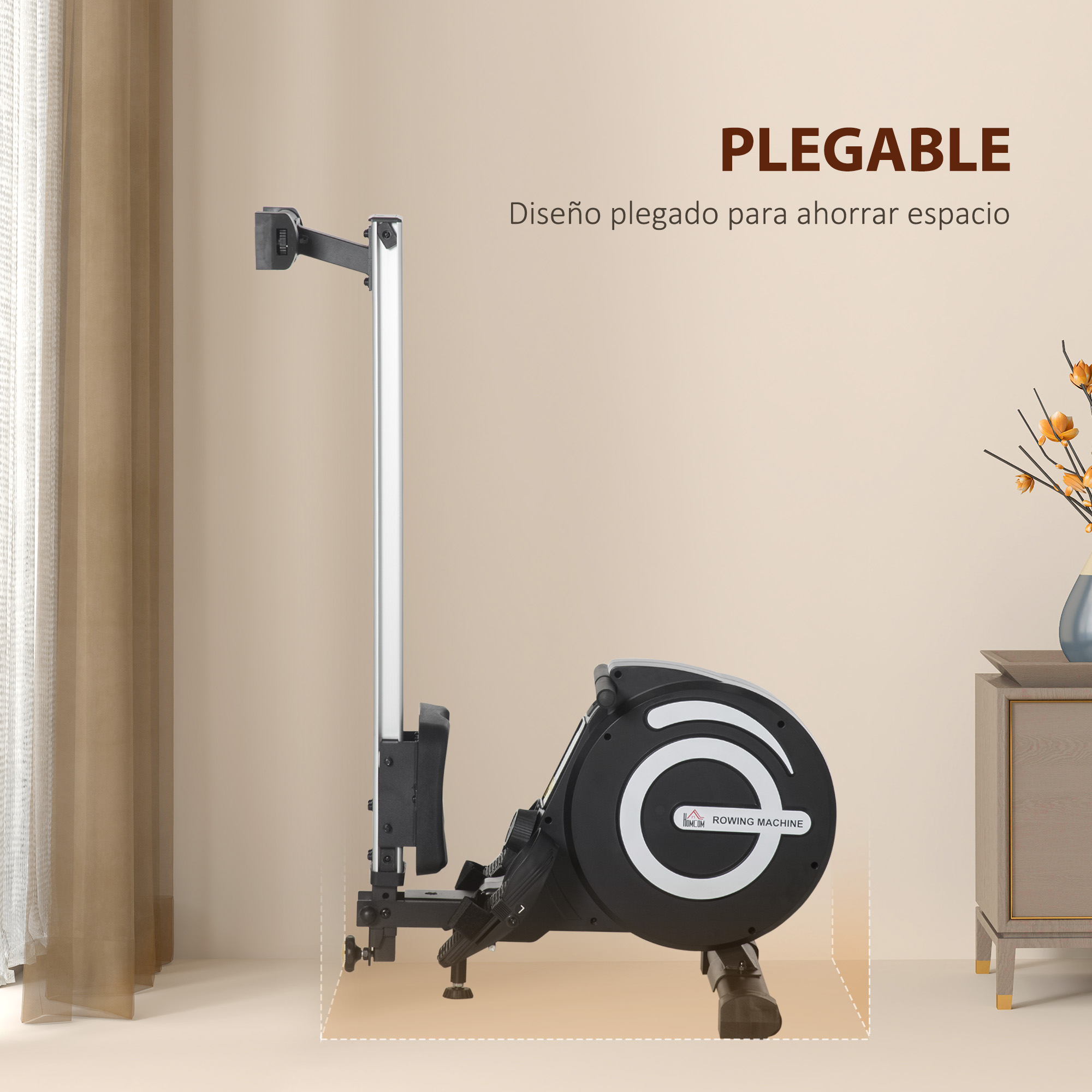 Se muestra una máquina de remo negra y plateada, mostrando su diseño. El fondo tiene una pared beige, cortinas y un gabinete.