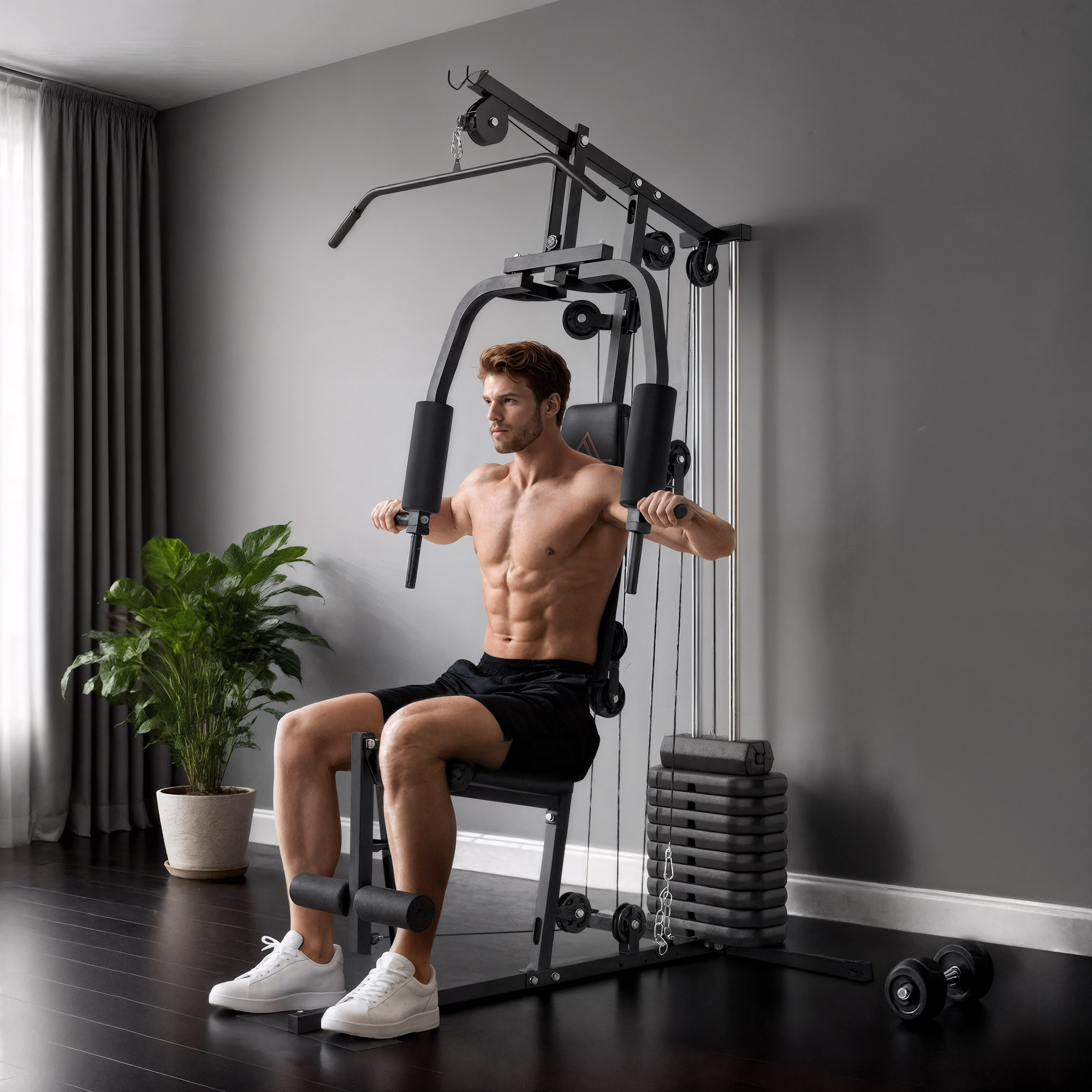 Hombre usando una máquina de gimnasio en casa. Está sin camisa, usa pantalones cortos y zapatillas blancas, en una habitación con una planta.