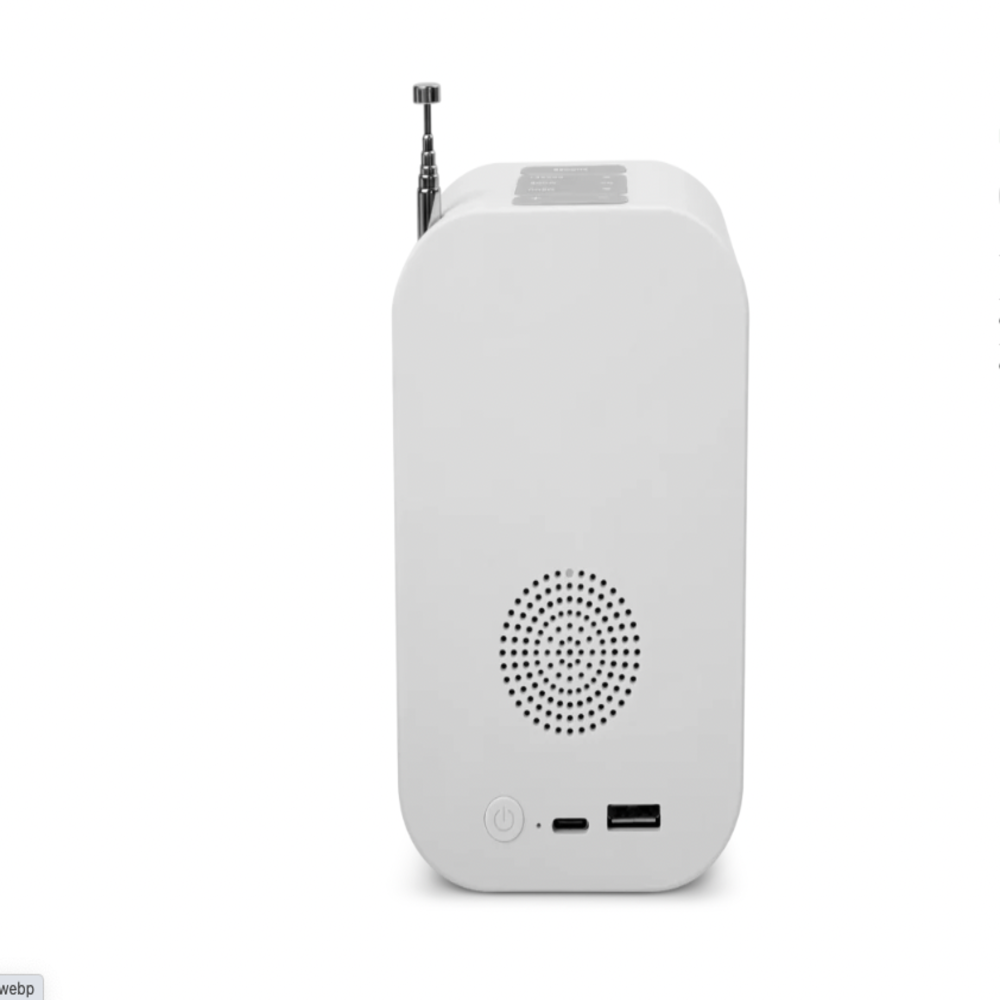 Una radio bianca con altoparlante, antenna e porte USB. La radio è su sfondo bianco e ha una griglia per l'altoparlante.