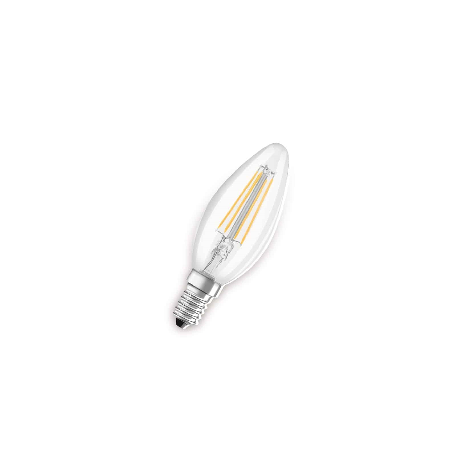 Una lampadina LED trasparente a forma di candela. Ha una base argentata e i filamenti sono visibili. Isolato su sfondo bianco.