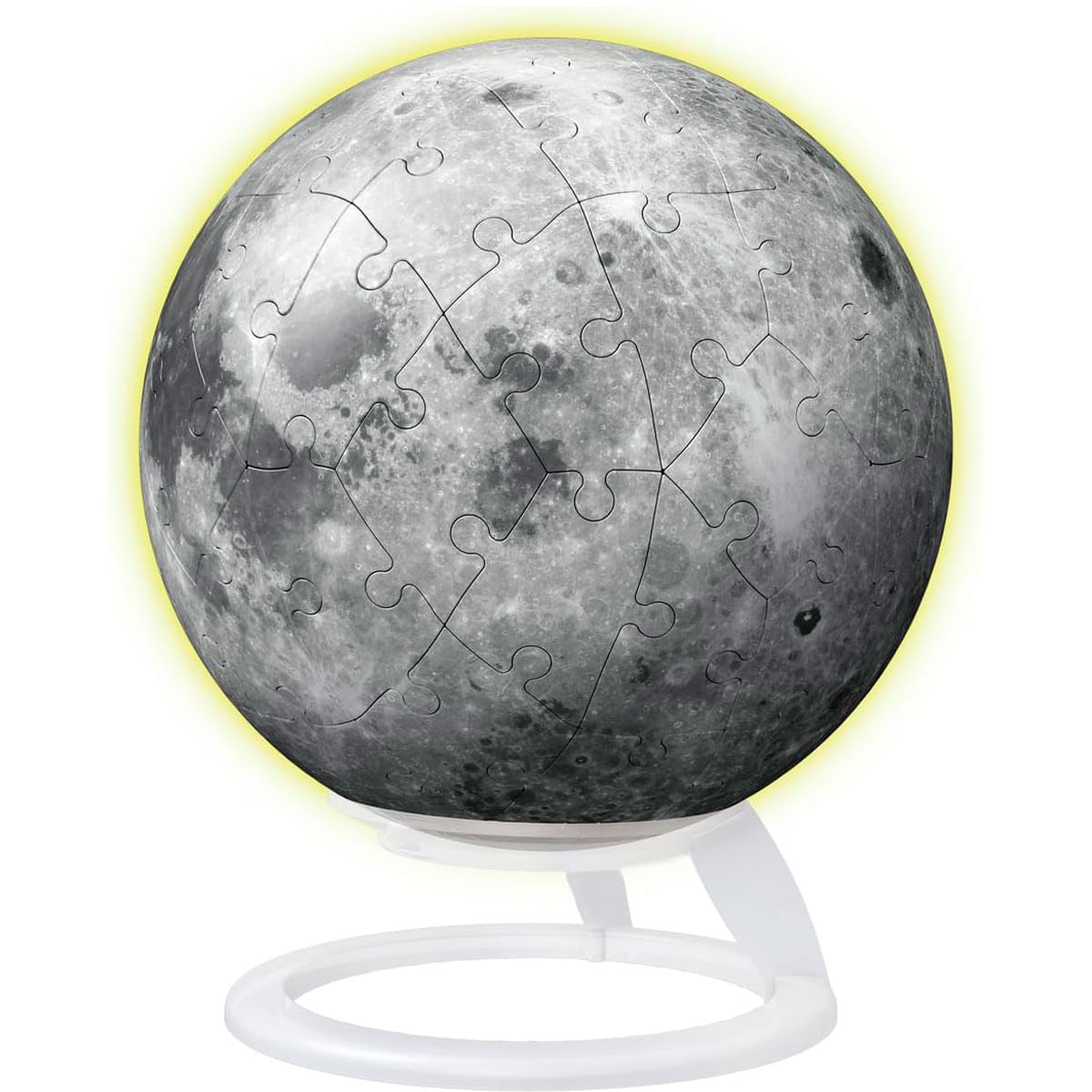 Kula z puzzli księżyca z żółtą poświatą, na białym stojaku. Puzzle pokazują powierzchnię księżyca. Białe tło.
