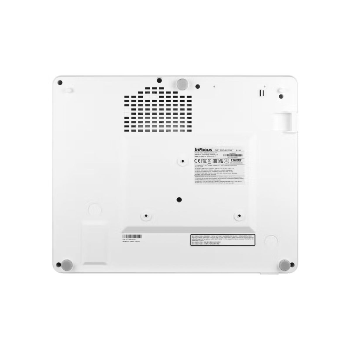 Biały spód projektora InFocus. Ma otwory wentylacyjne, etykiety, śruby i gumowe nóżki, na białym tle.