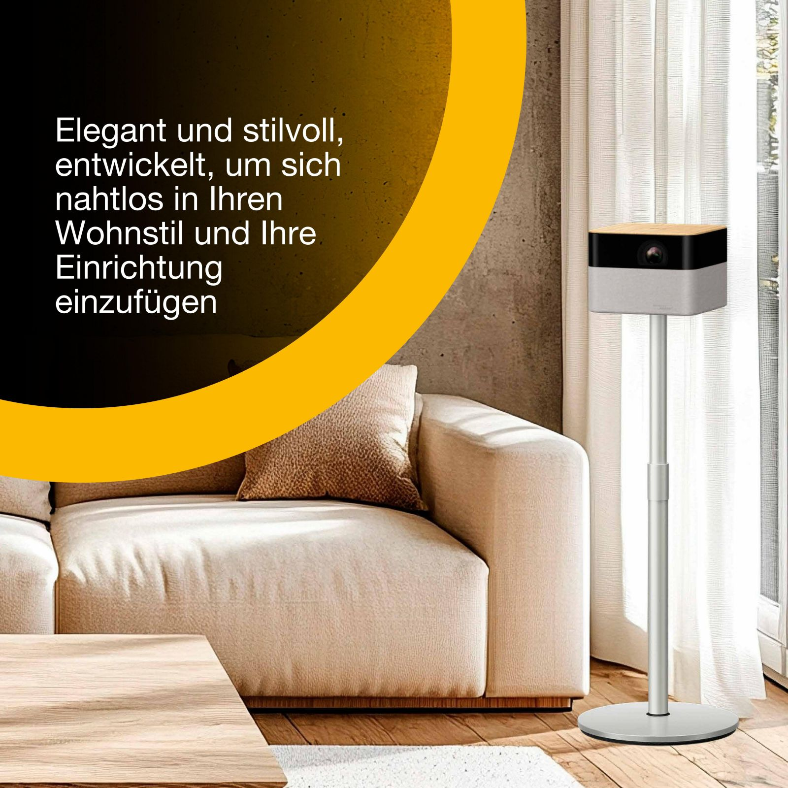 Projektor na stojaku w salonie. Kremowa sofa, drewniany stół i okno z białymi zasłonami w tle.