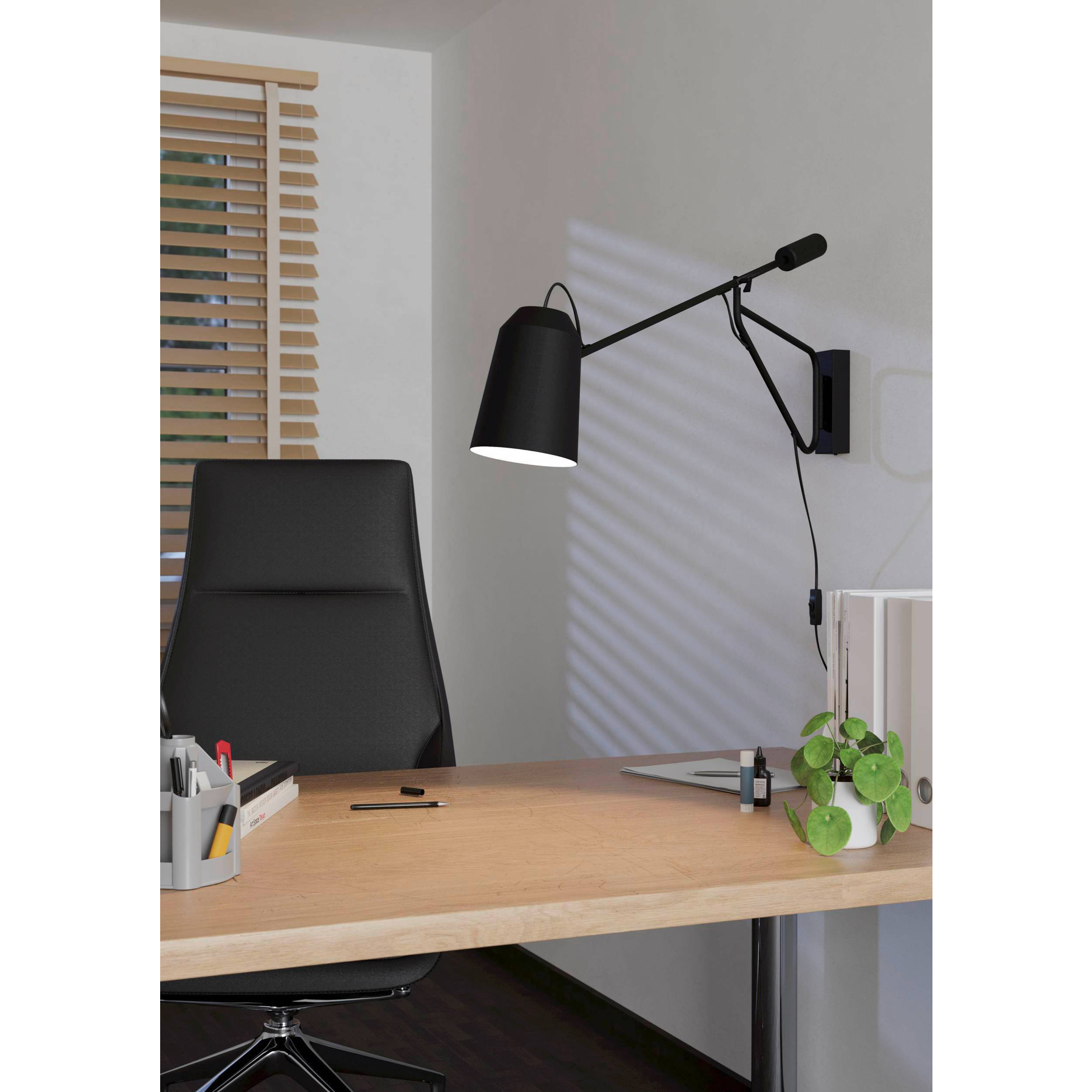 Eine Büroszene mit schwarzer Lampe, Schreibtisch, Stuhl und Jalousien. Eine Pflanze und Büromaterial sind vorhanden.