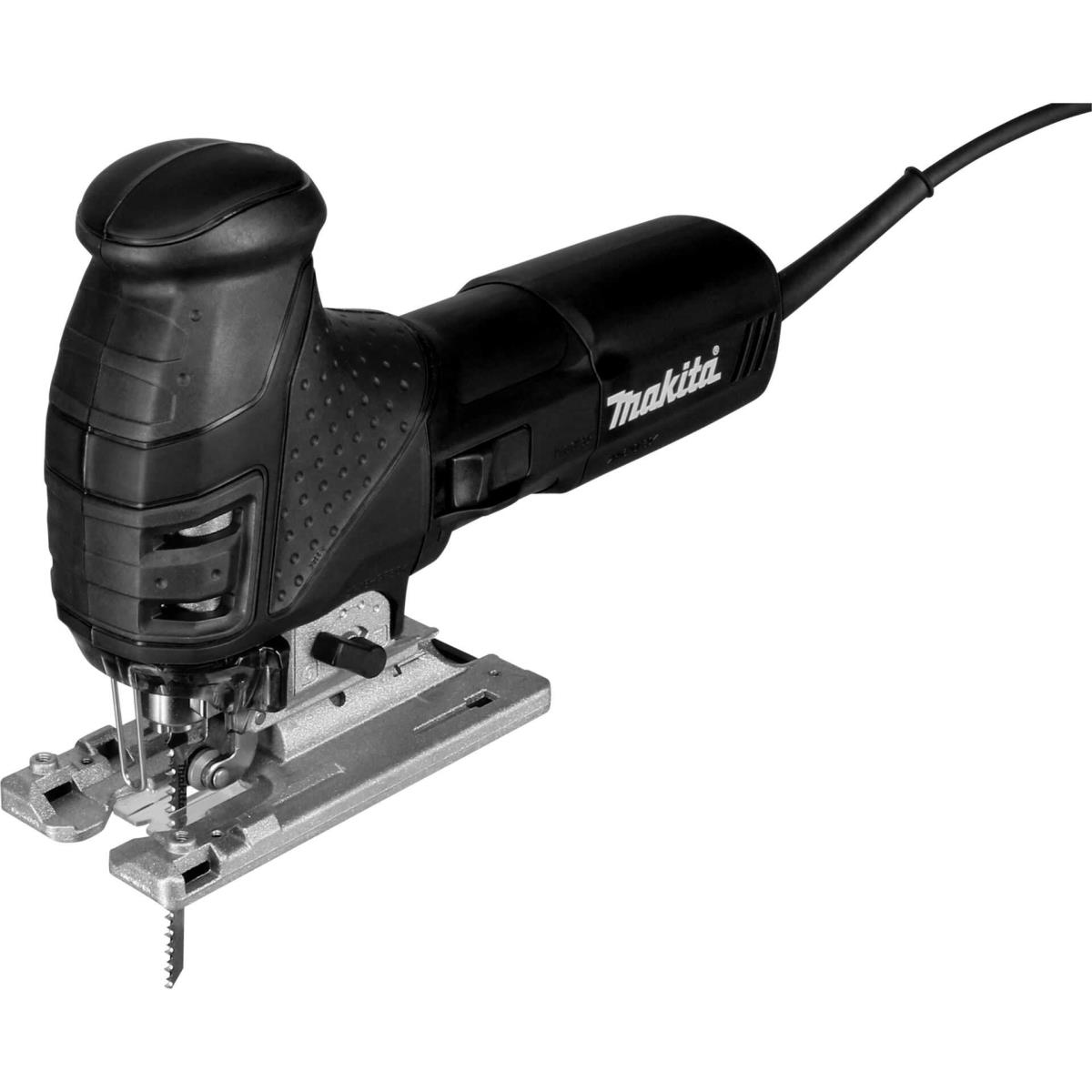Czarna wyrzynarka Makita na białym tle. Narzędzie posiada brzeszczot, płytę podstawy i przewód zasilający.