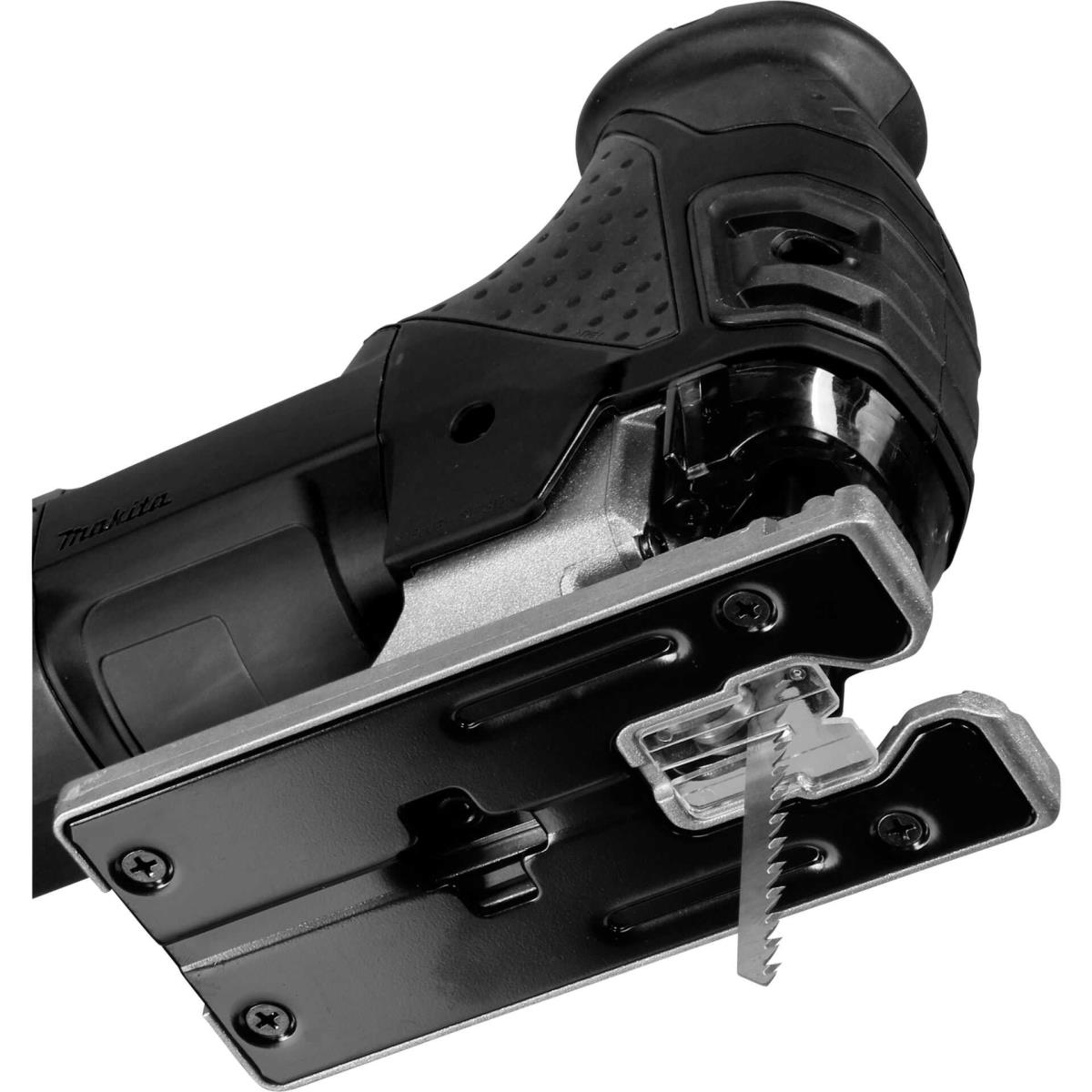 Czarno-srebrna wyrzynarka Makita, widok z boku. Ostrze jest widoczne. Uchwyt jest czarny z teksturowanym uchwytem. Podstawa jest czarna.