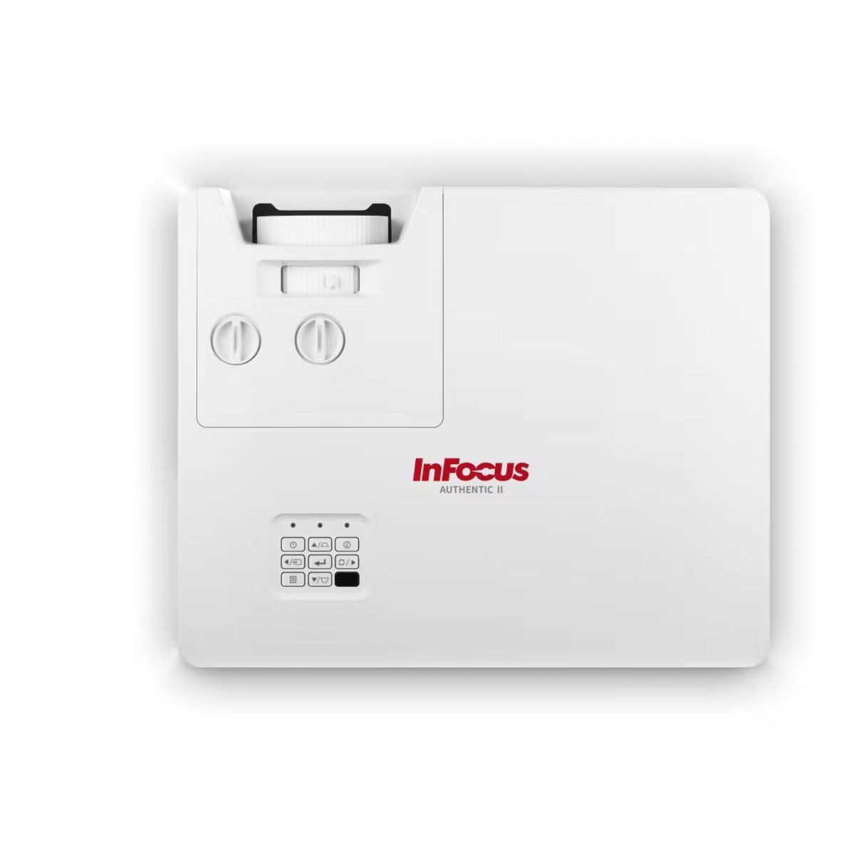 Biały projektor InFocus z czerwonym logo. Na górze obszar obiektywu, przyciski i wskaźniki poniżej. Produkt na białym tle.