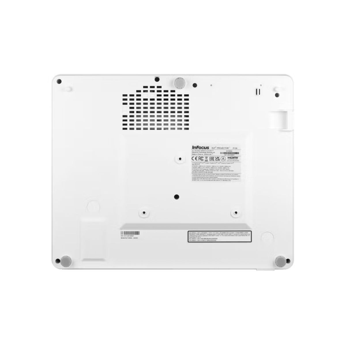 Widoczna jest dolna strona białego projektora InFocus. Ma otwory wentylacyjne, naklejki i gumowe nóżki. Wyświetlane jest logo InFocus i informacje o modelu.