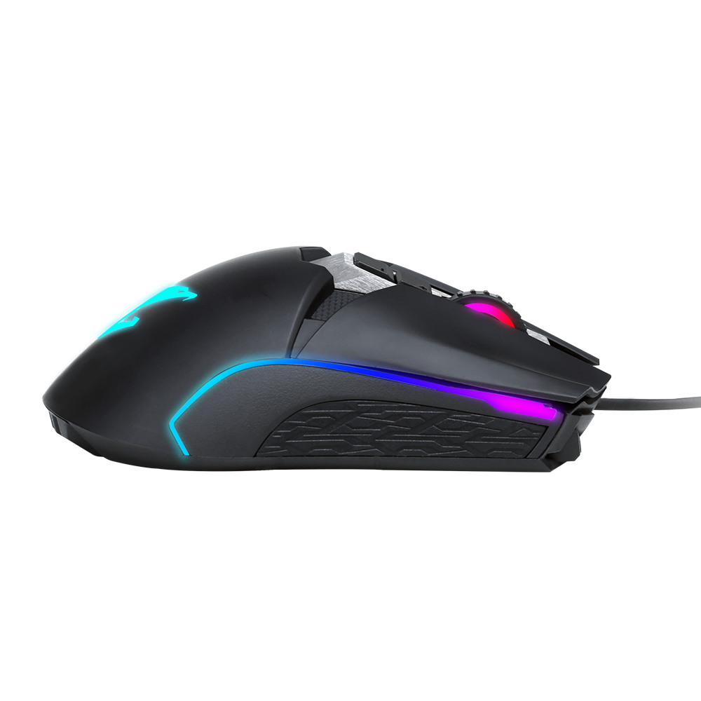Un mouse da gioco nero con illuminazione RGB. Il mouse ha un'impugnatura strutturata e un cavo. Lo sfondo è bianco.