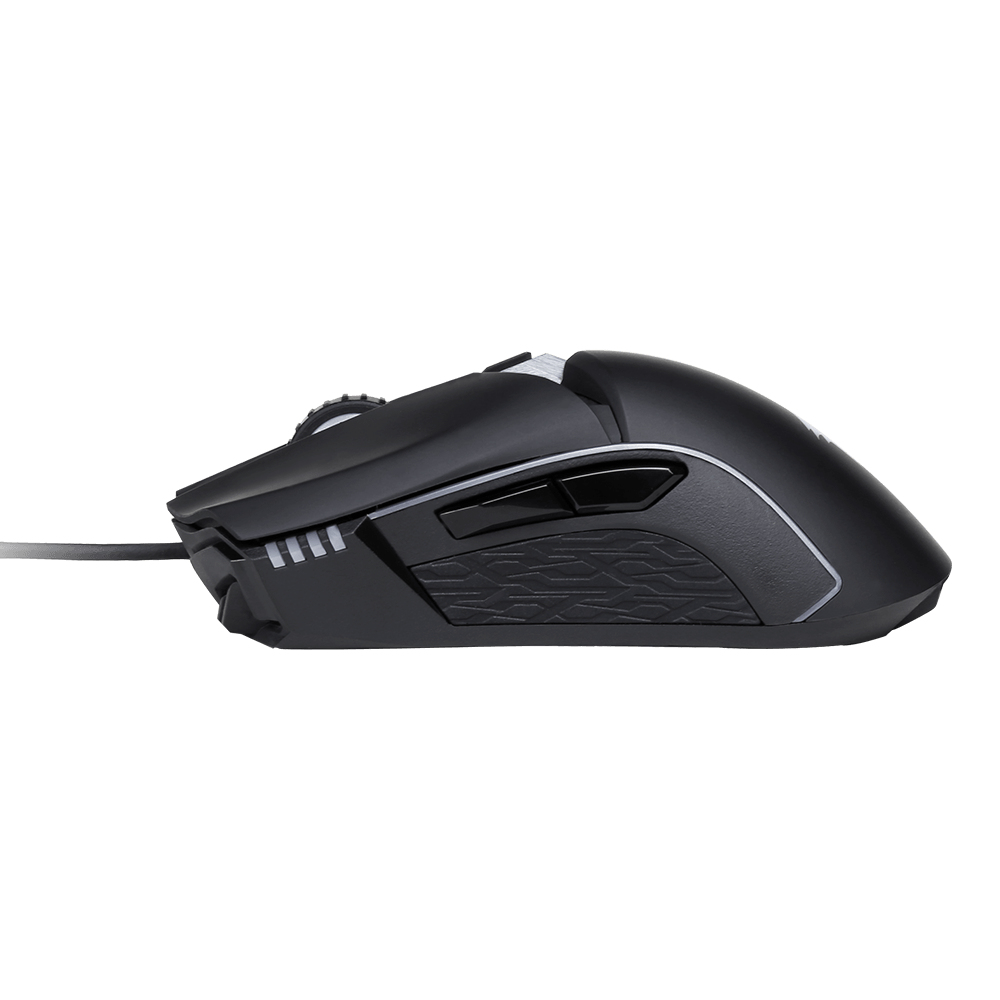 Un mouse da gioco nero con lato testurizzato e dettagli argentati, collegato a un cavo nero, su sfondo bianco.