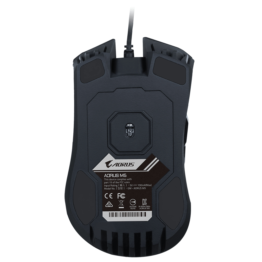 Viene mostrato il lato inferiore di un mouse da gioco AORUS M5 nero. Ha un'etichetta con testo e un cavo collegato.