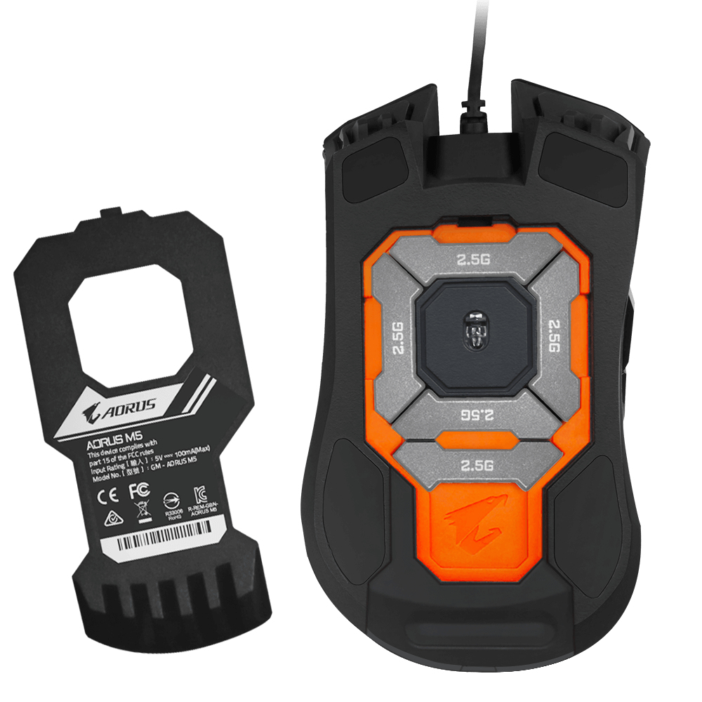 Un mouse da gioco AORUS M5 nero e arancione con supporto per pesi staccabile. Il mouse ha un design geometrico.