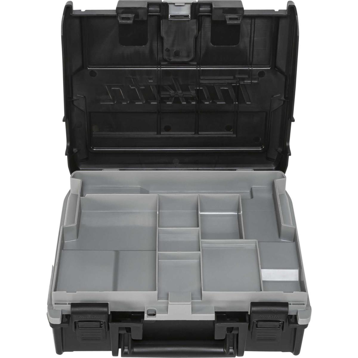 Otwarta, czarno-szara skrzynka narzędziowa. Górna pokrywa jest czarna, a wnętrze szare z przegródkami. Uchwyt jest czarny.