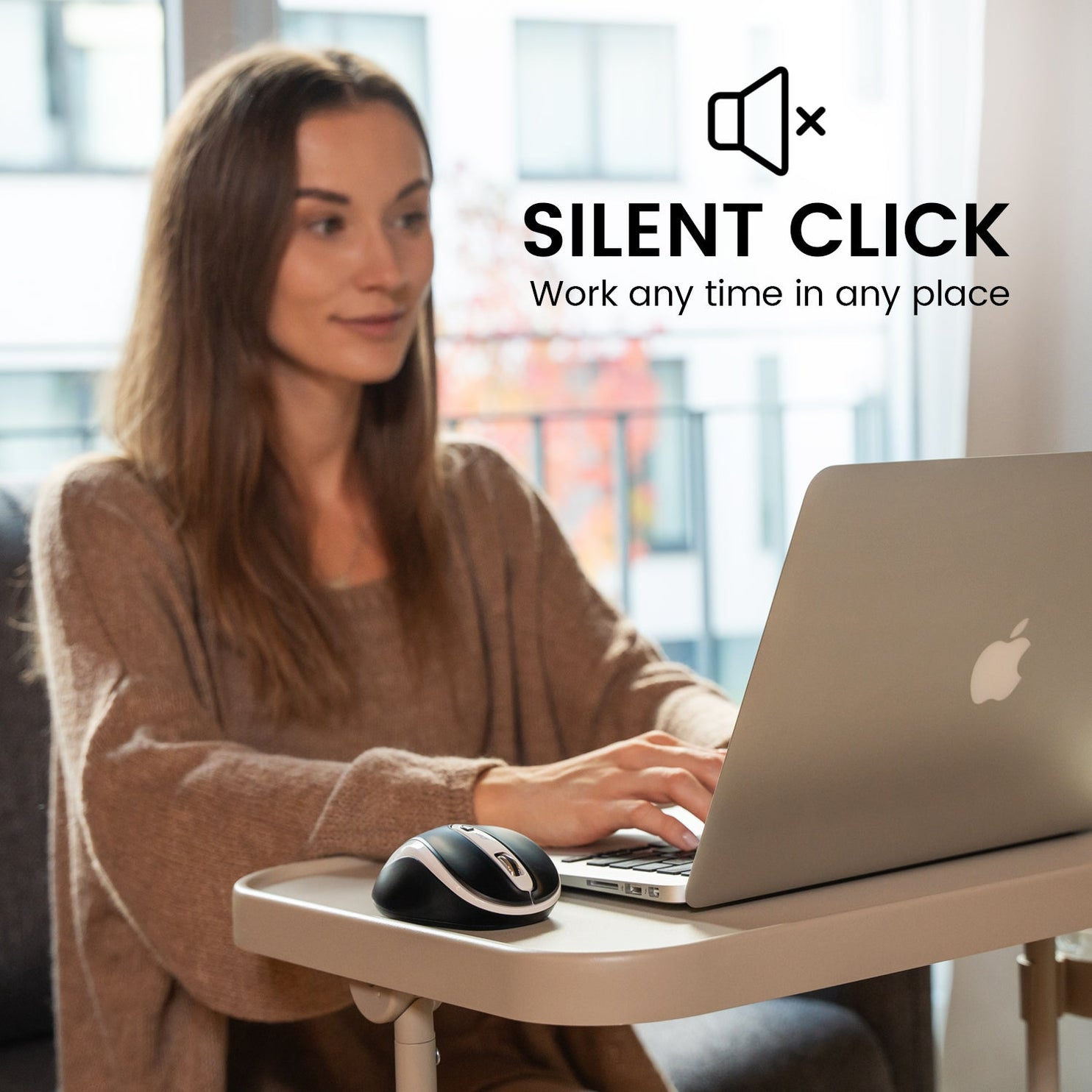 Kobieta pracuje na laptopie z myszką na stole. Tekst brzmi: Ciche kliknięcie. Pracuj w dowolnym czasie i miejscu.