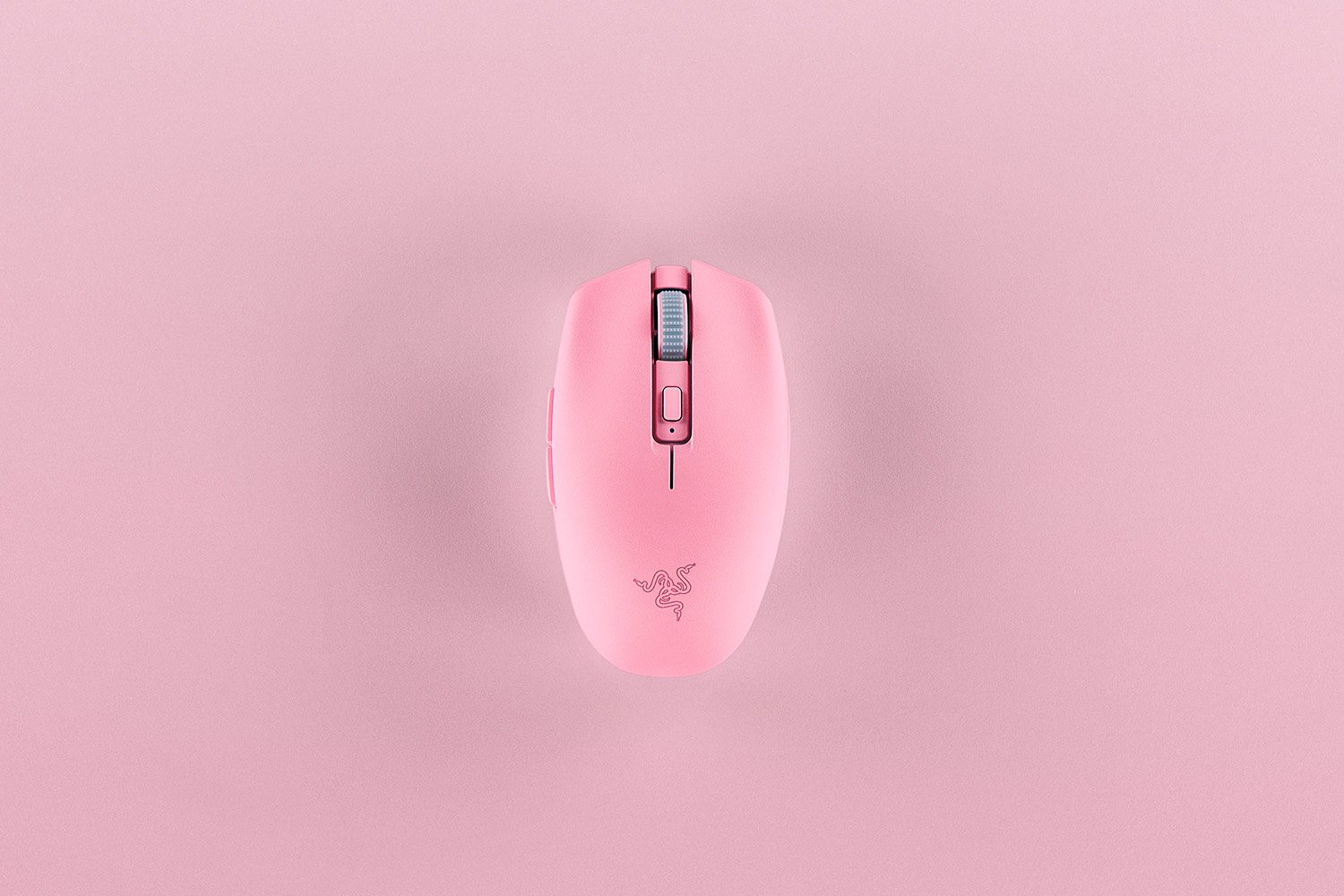 Różowa mysz komputerowa na pasującej różowej powierzchni. Mysz ma kółko przewijania i logo Razer.