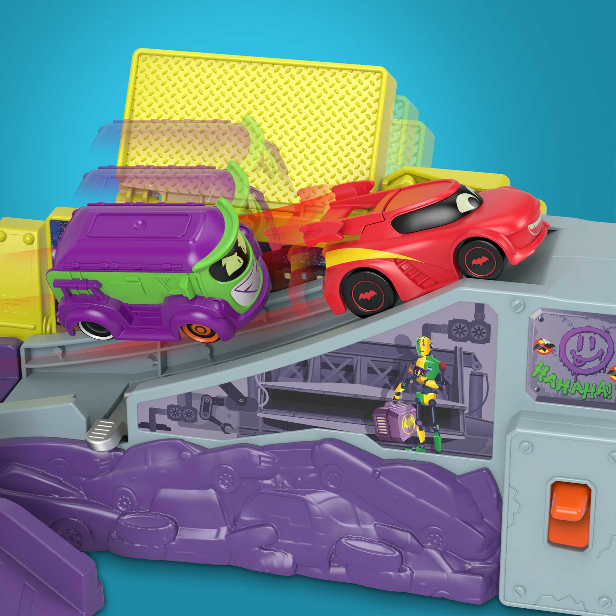 Una pista de coches de juguete con dos coches, uno morado y verde, el otro rojo. Un robot está cerca y el fondo es azul.