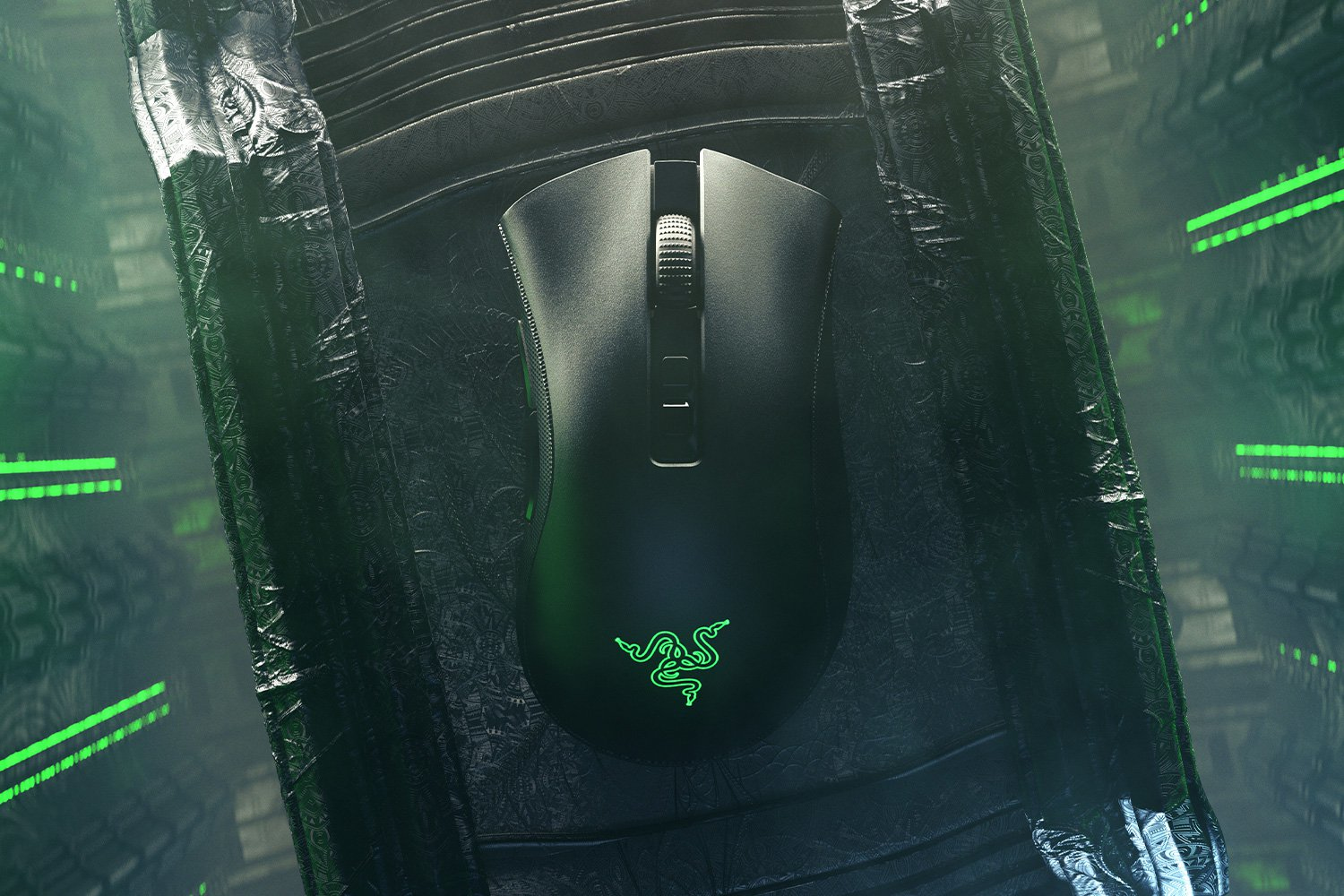 Czarna mysz gamingowa Razer na teksturowanej powierzchni. Zielone logo Razer świeci. Tło ma zielone linie i ciemny, wzorzysty design.