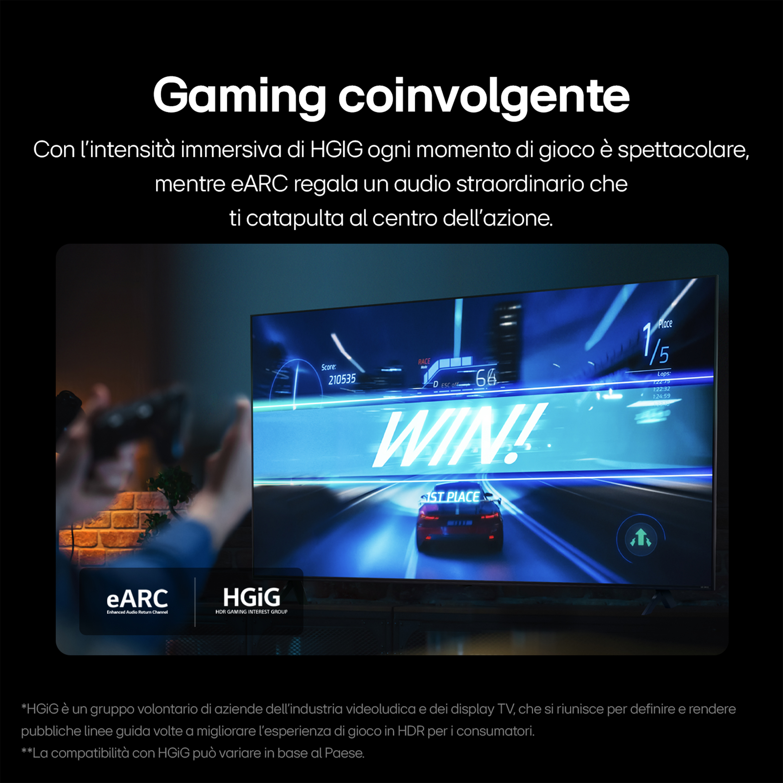 Una persona juega en un televisor. La pantalla muestra un juego de carreras con la palabra WIN y un coche.