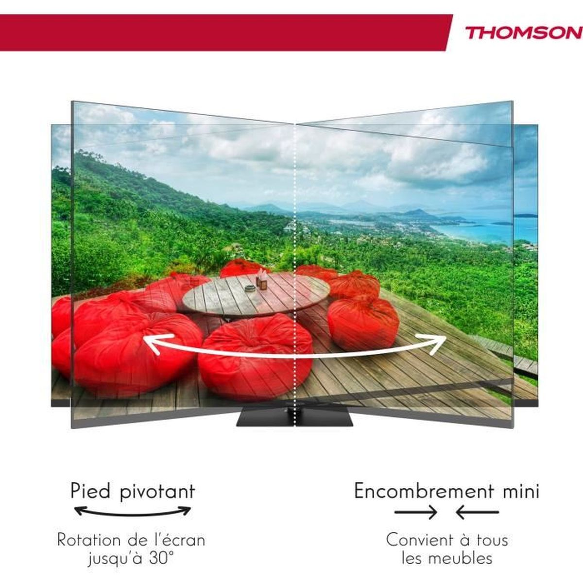 Uno schermo TV che mostra una vista panoramica con pouf rossi, un tavolo di legno e il logo THOMSON in alto a destra.